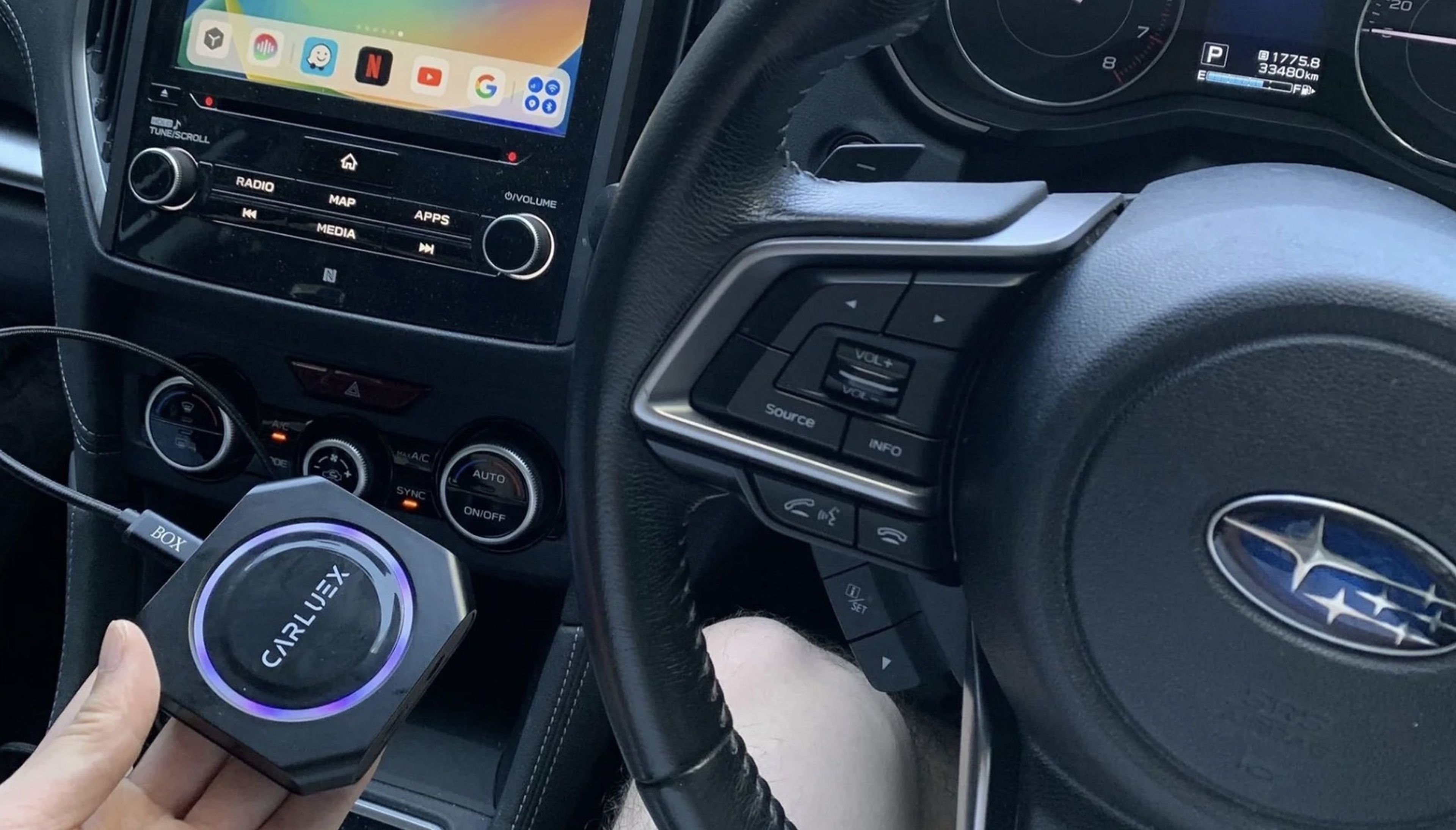Este adaptador desbloquea Android completo en CarPlay o Android Auto