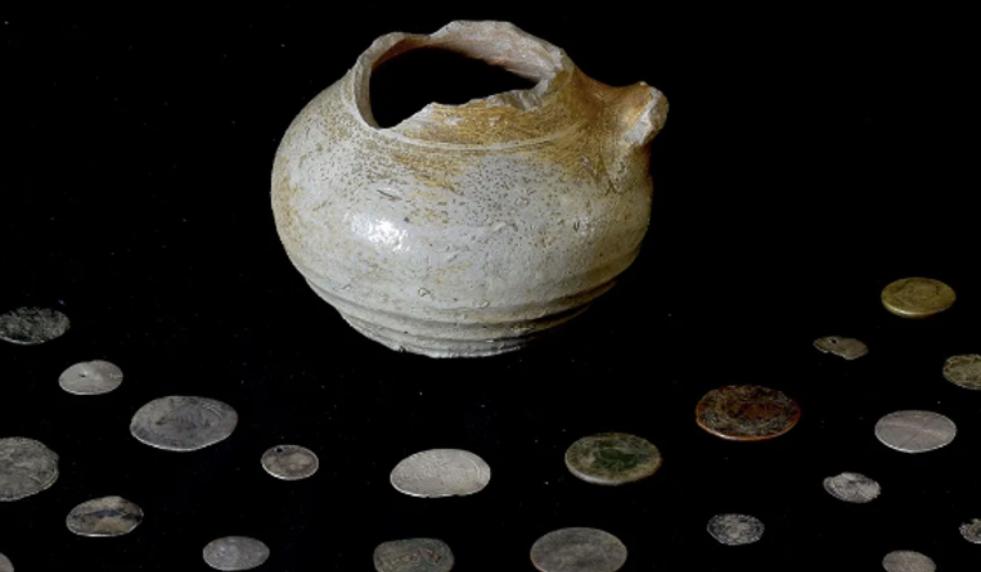 Descubren un tesoro de un antiguo clan escocés oculto en una olla dentro de una chimenea 