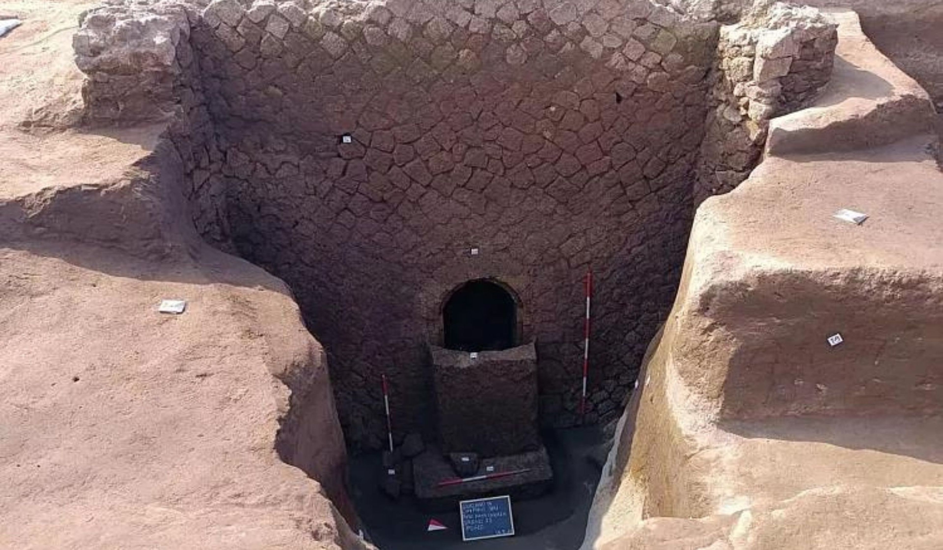 Encuentran una tumba de 2.000 años en Nápoles en una obra para el suministro del agua local: La Tumba de Cerbero