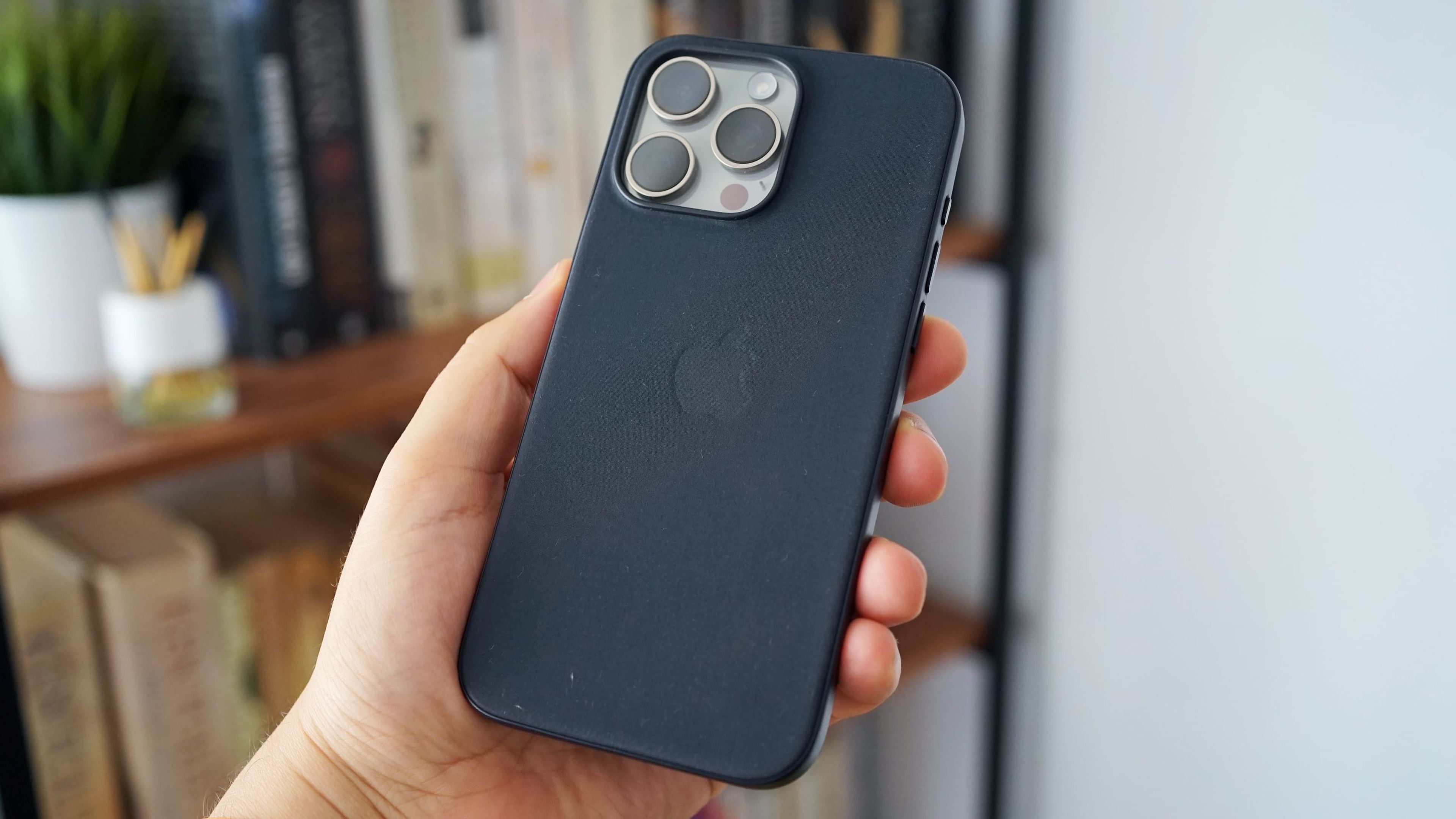 Funda de trenzado fino de Apple en un iPhone 15 Pro Max