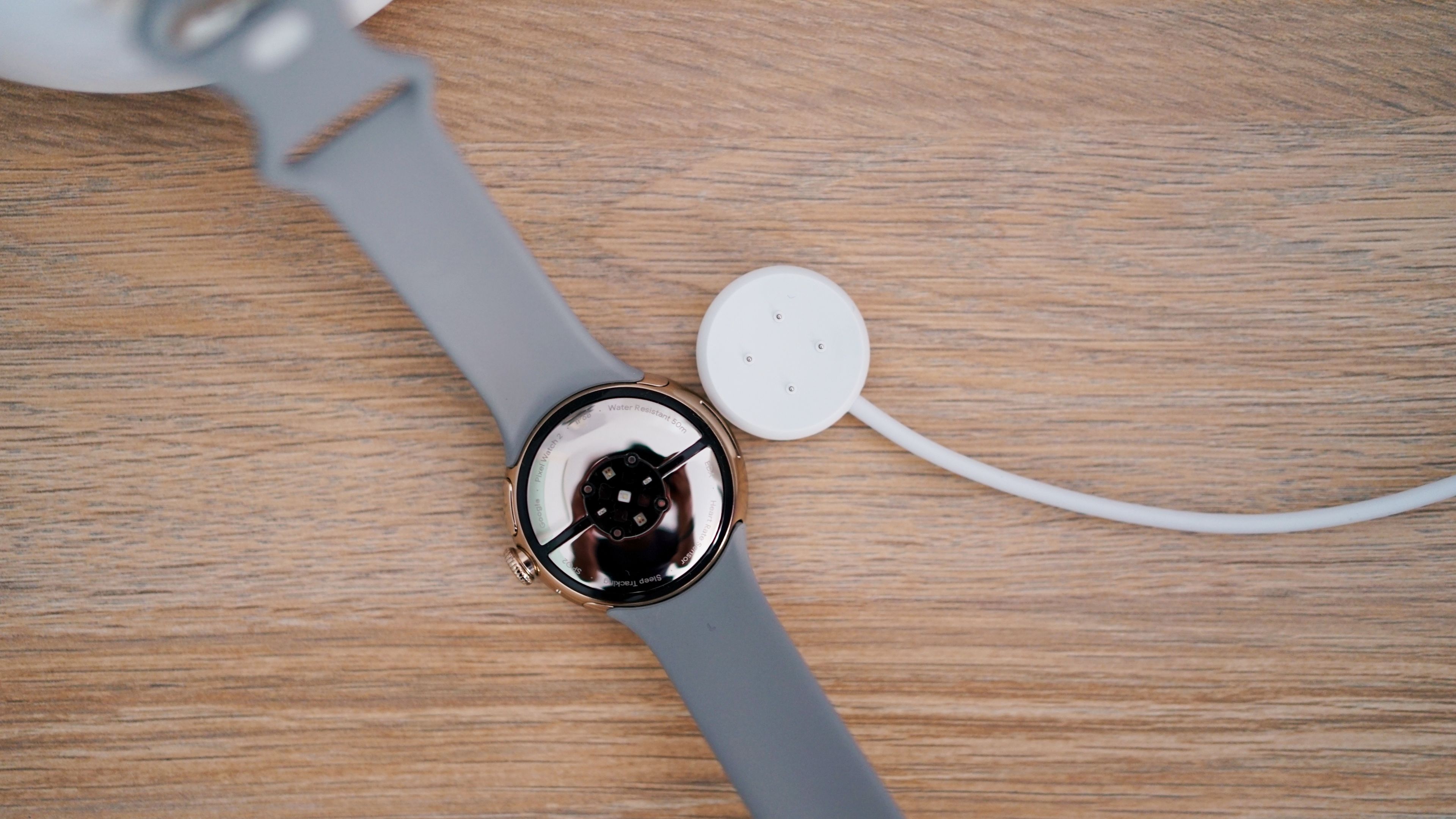 Sorprendentemente, Google sigue usando un cargador magnético con pines de contacto para cargar este Pixel Watch 2.