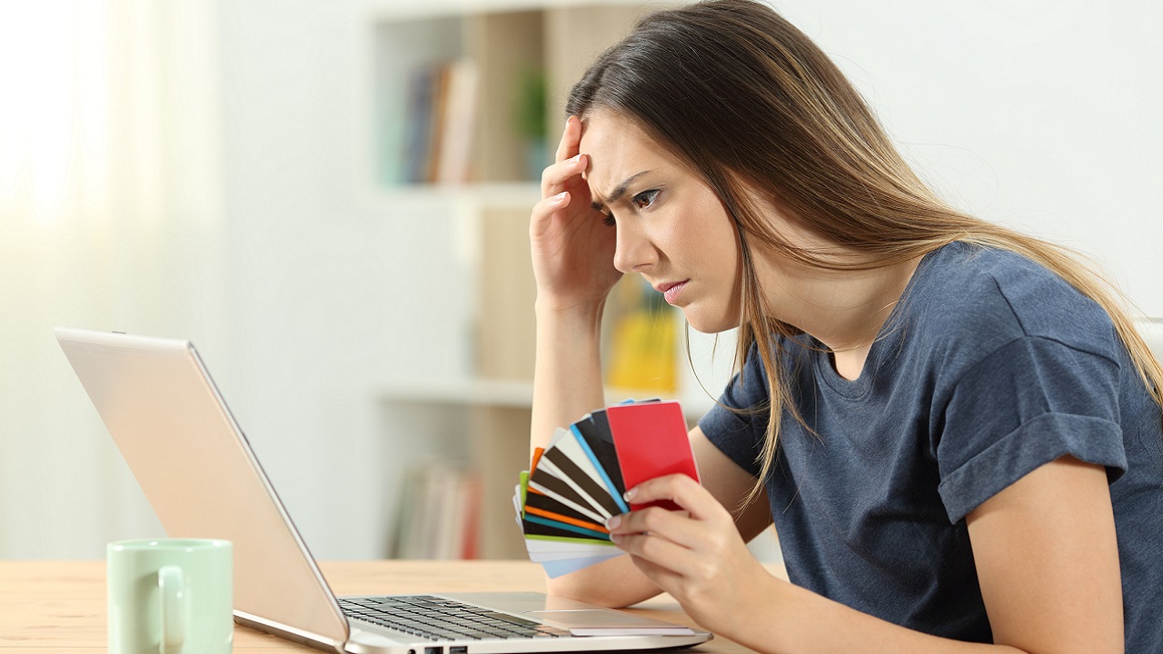 https://cdn.computerhoy.com/sites/navi.axelspringer.es/public/media/image/2023/10/oniomania-tiempos-internet-puede-afectarte-adiccion-compras-3210424.jpg