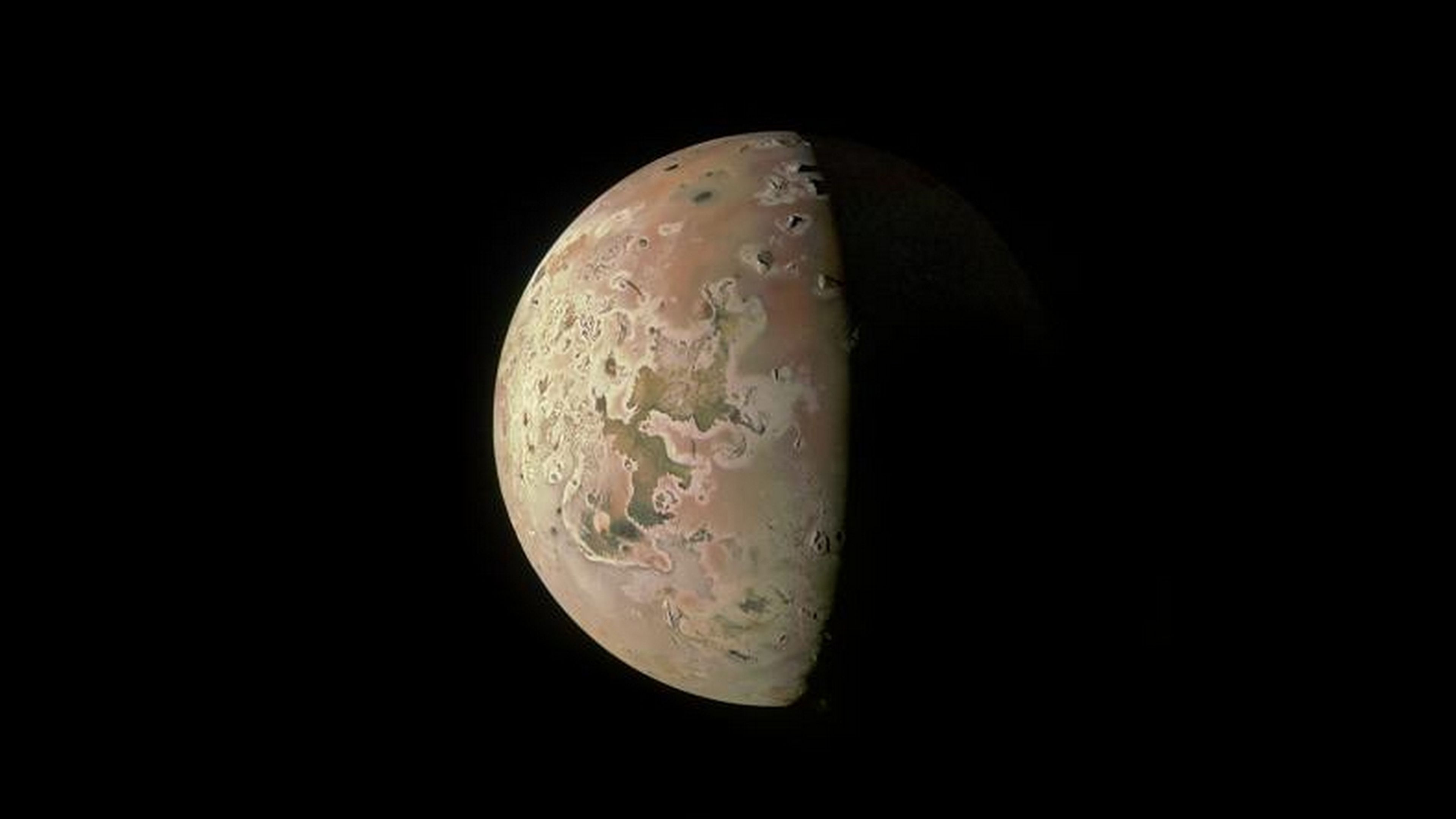 La sonda Juno se acerca tanto al mundo más volcánico del Sistema Solar, que se puede ver el humo