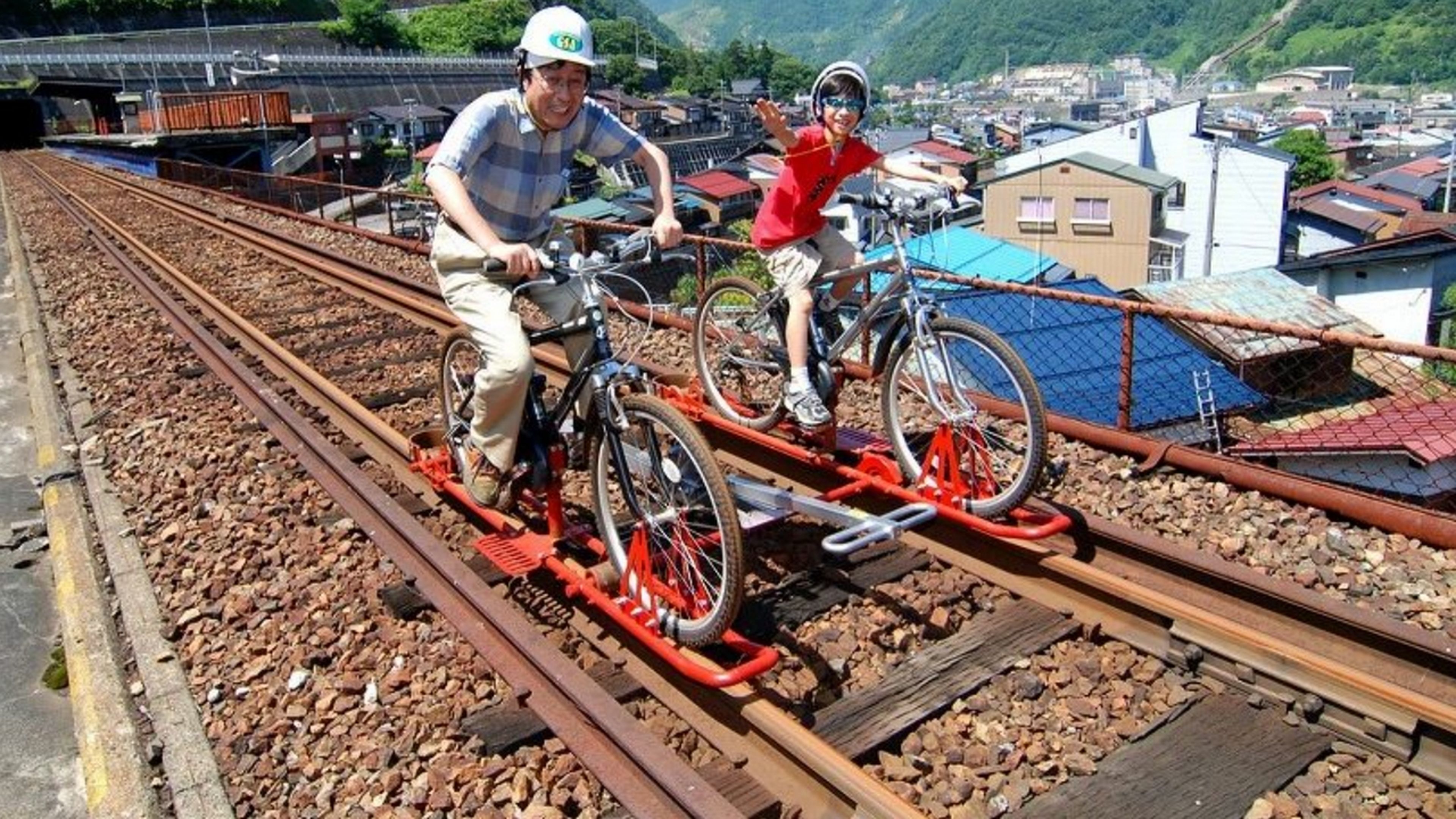 Bicis sobre raíles, lo último en Japón para aprovechar las viejas vías del ferrocarril