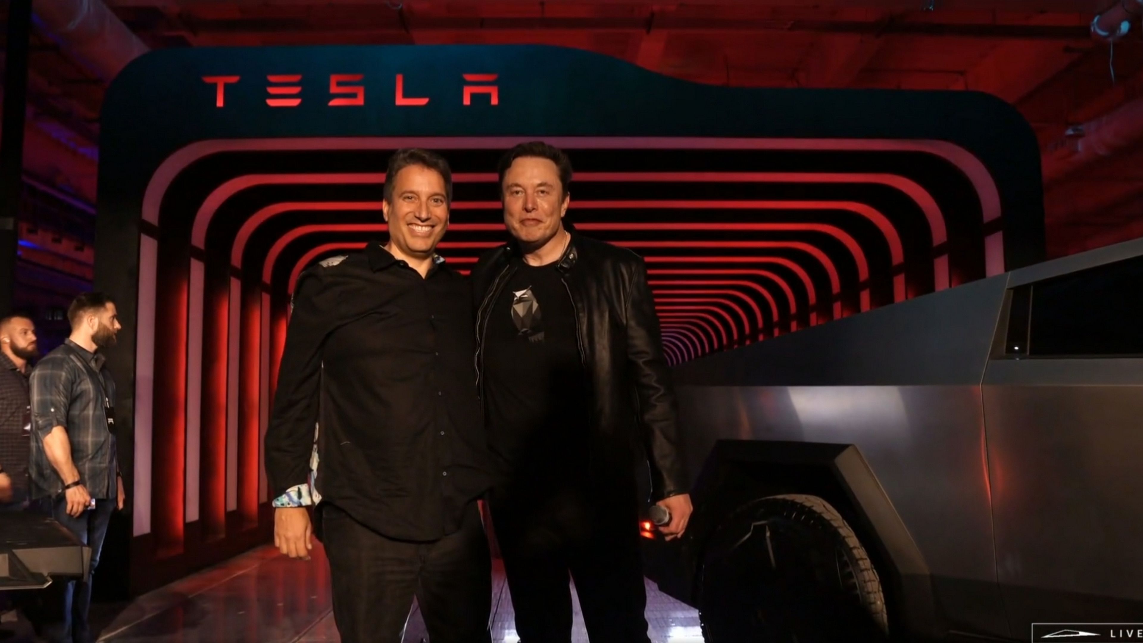 Elon Musk entrega en mano los primeros Cybertruck, ya conocemos los precios oficiales