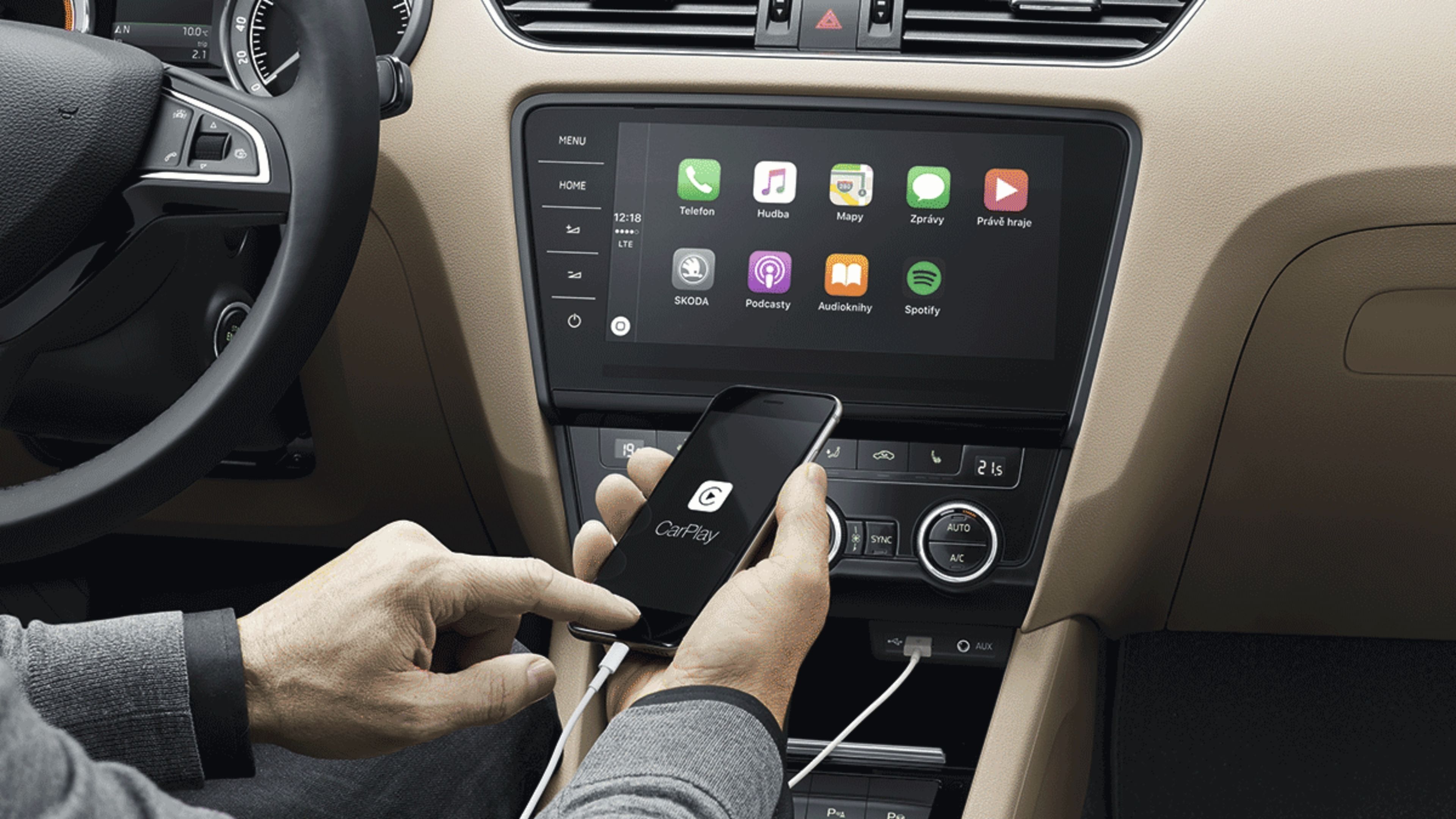 Estos son los riesgos de usar Android Auto y CarPlay en el coche de otra persona