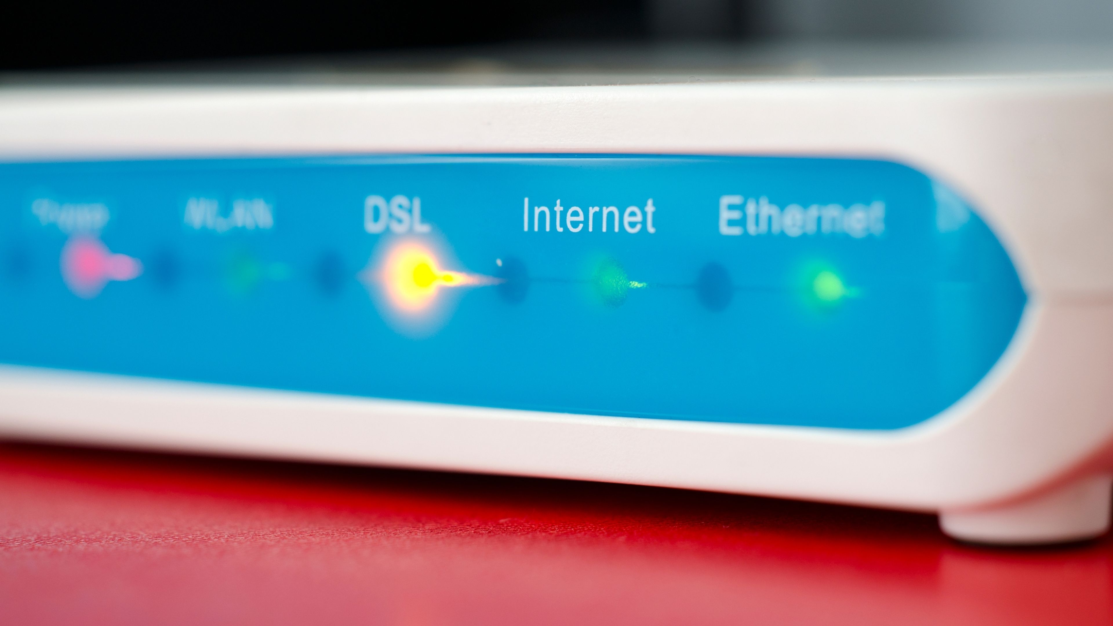 La inquietante luz del router WiFi, vital para que funcione más rápido que todo el mundo ignora
