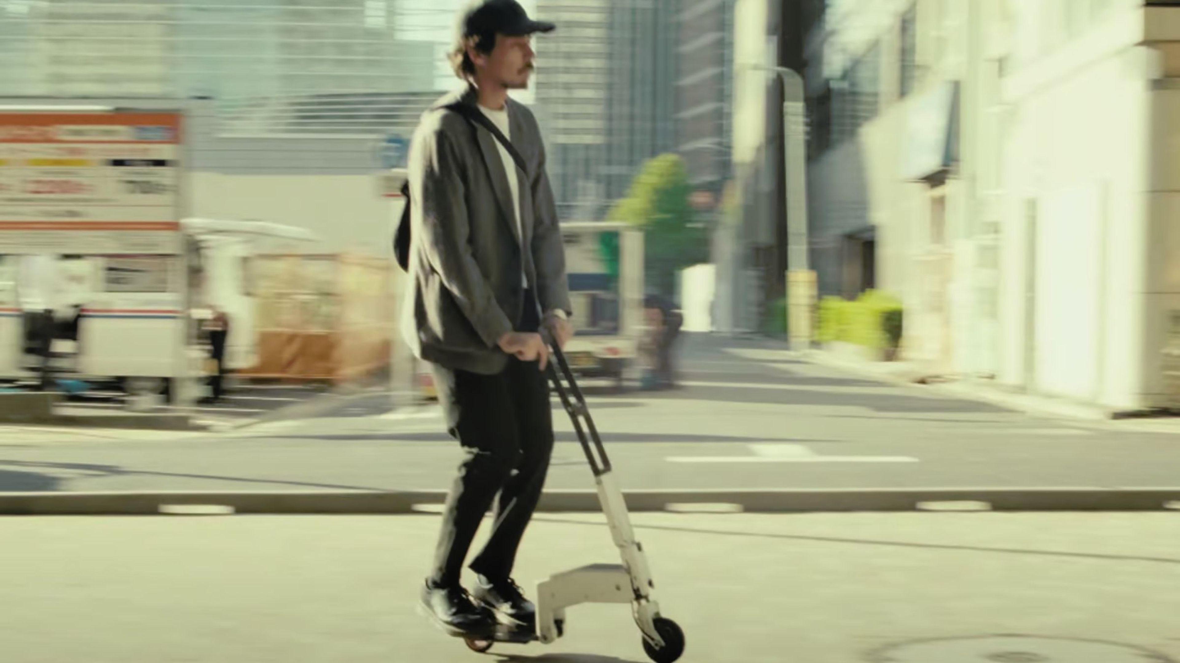 Este patinete eléctrico japonés cabe en tu mochila y pesa menos que muchos portátiles