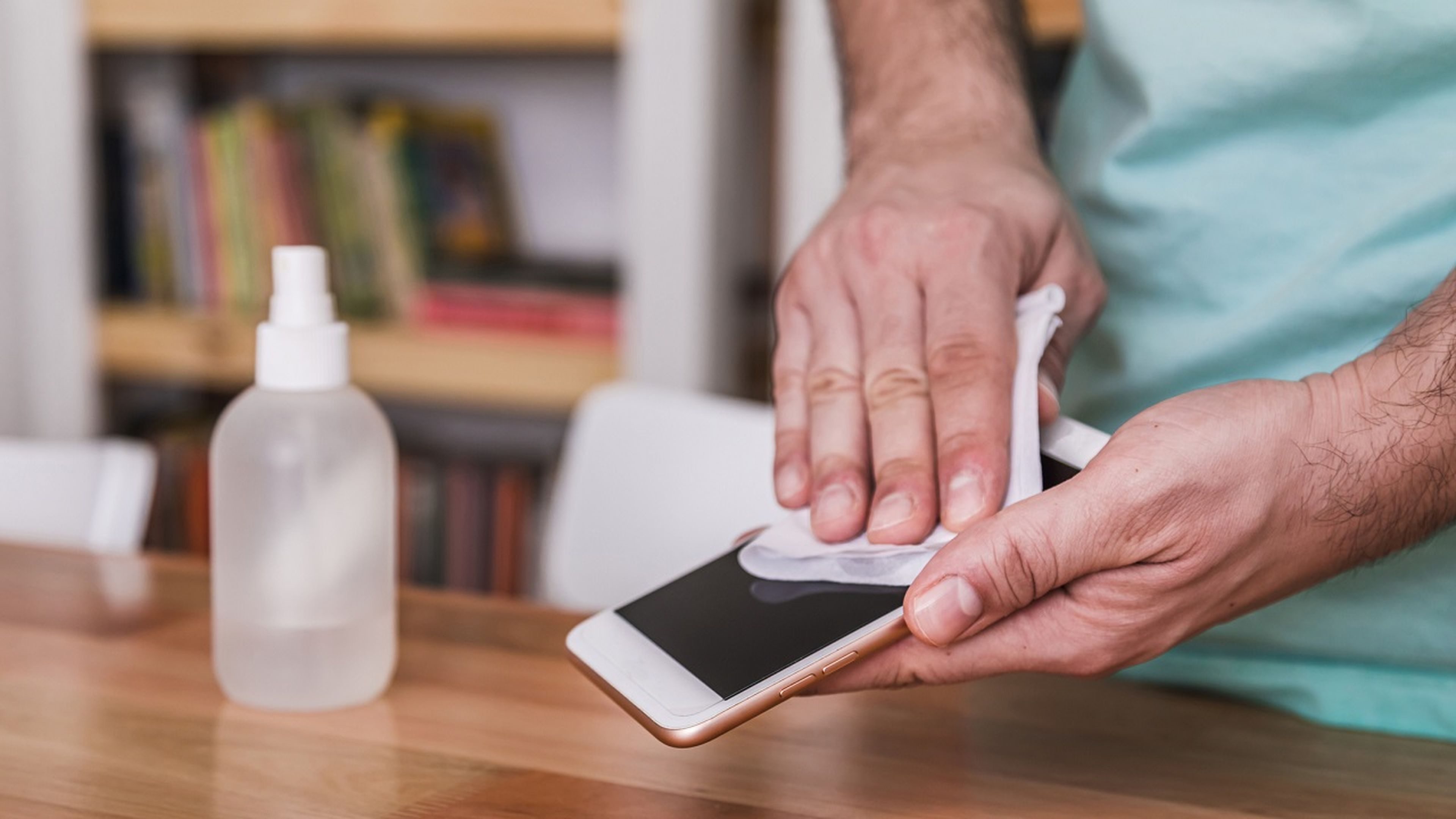 Así podrías estar dañando la pantalla de tu teléfono móvil si usas alcohol para limpiarla