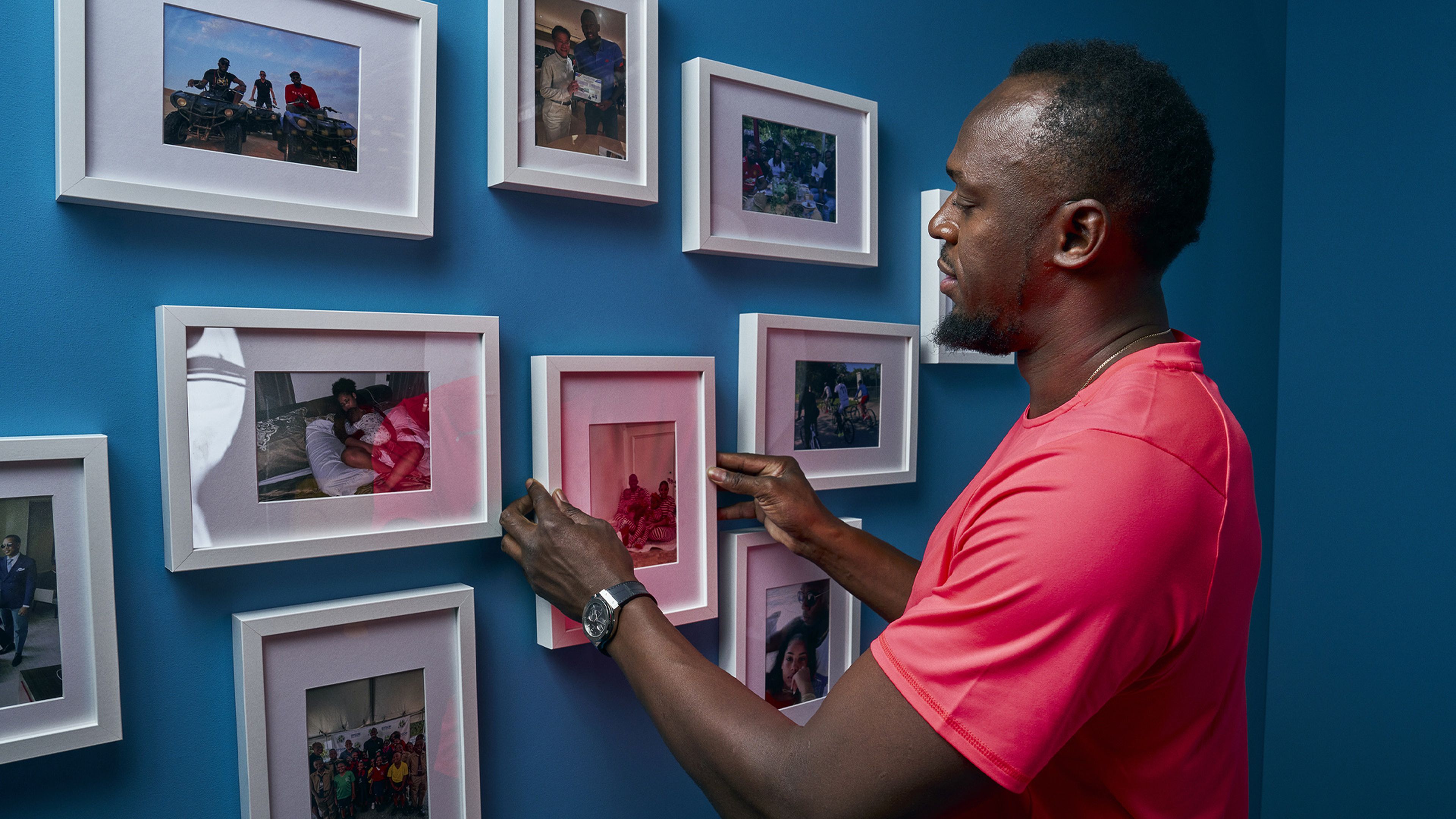 Usain Bolt colocando cuadros en casa