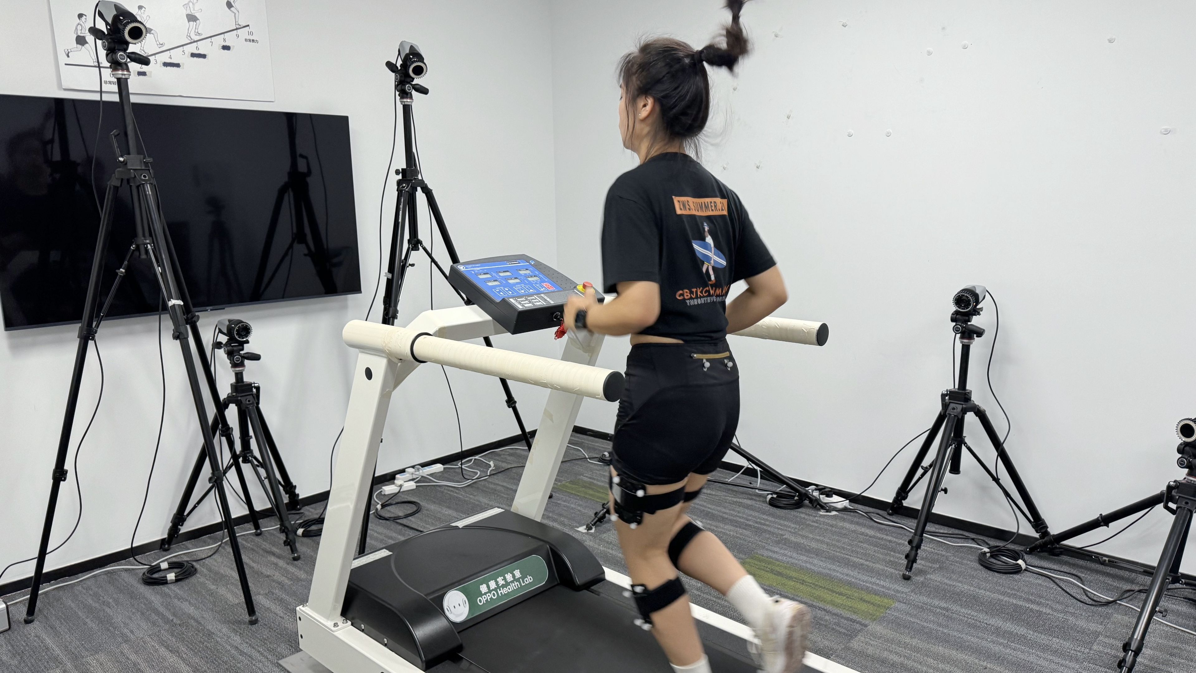 Una corredora cuenta con sensores en sus piernas para medir su lanzada, posición, cadencia y mucha información más recopilada por cámaras y sensores.