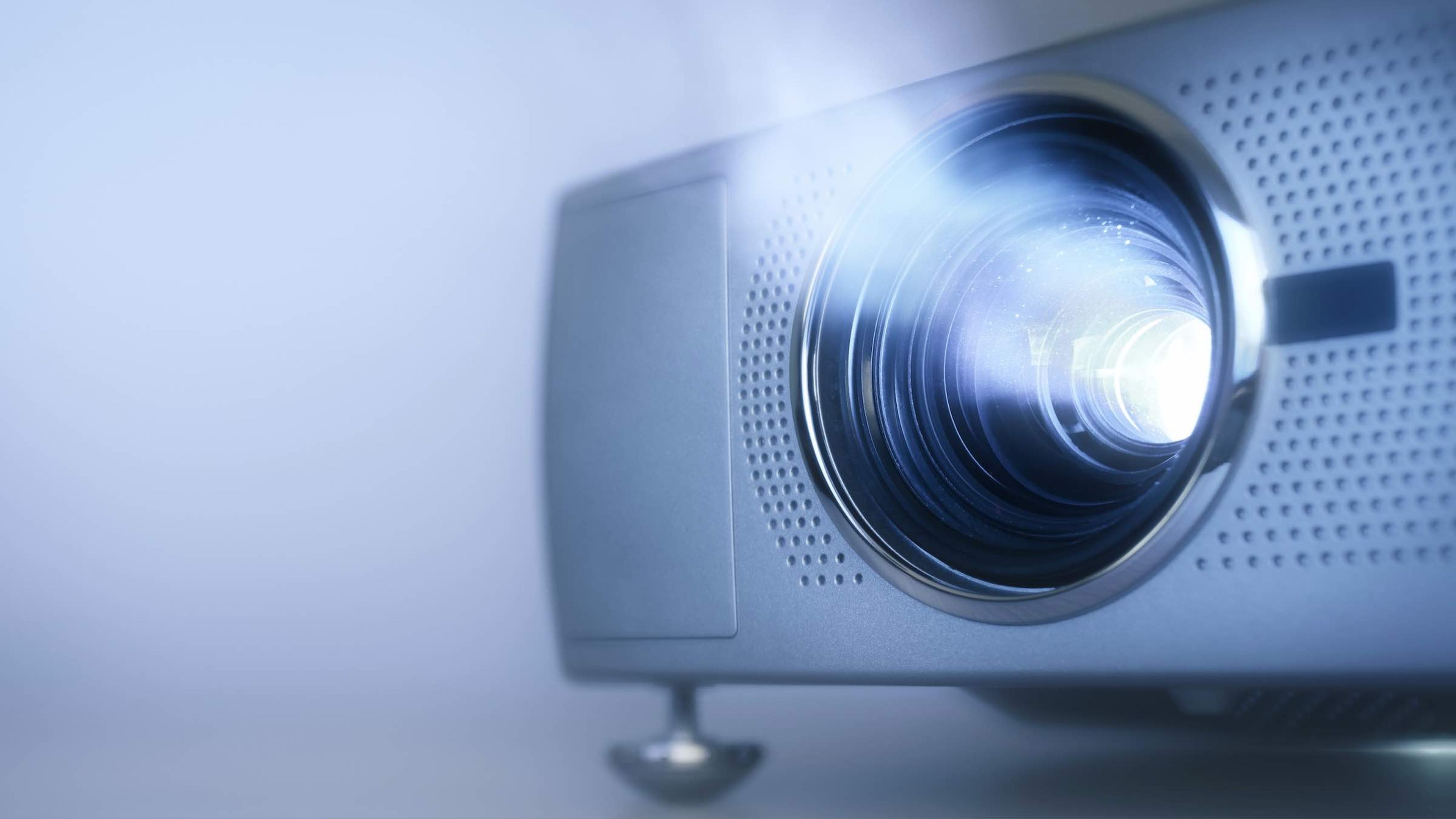 Crea tu propio cine en casa con estos proyectores - Blog de TiendaTR