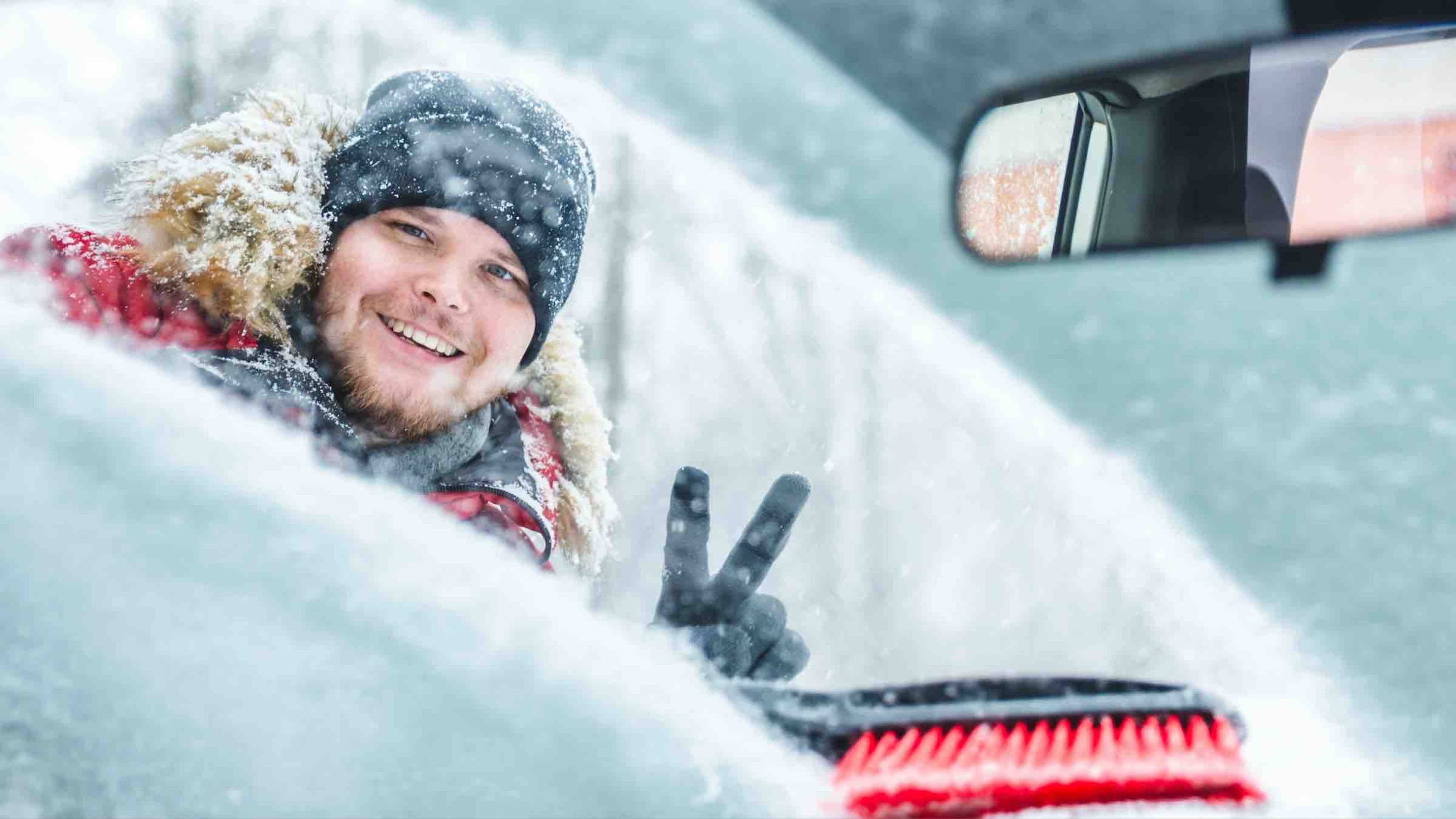 Quitar hielo y nieve parabrisas coche