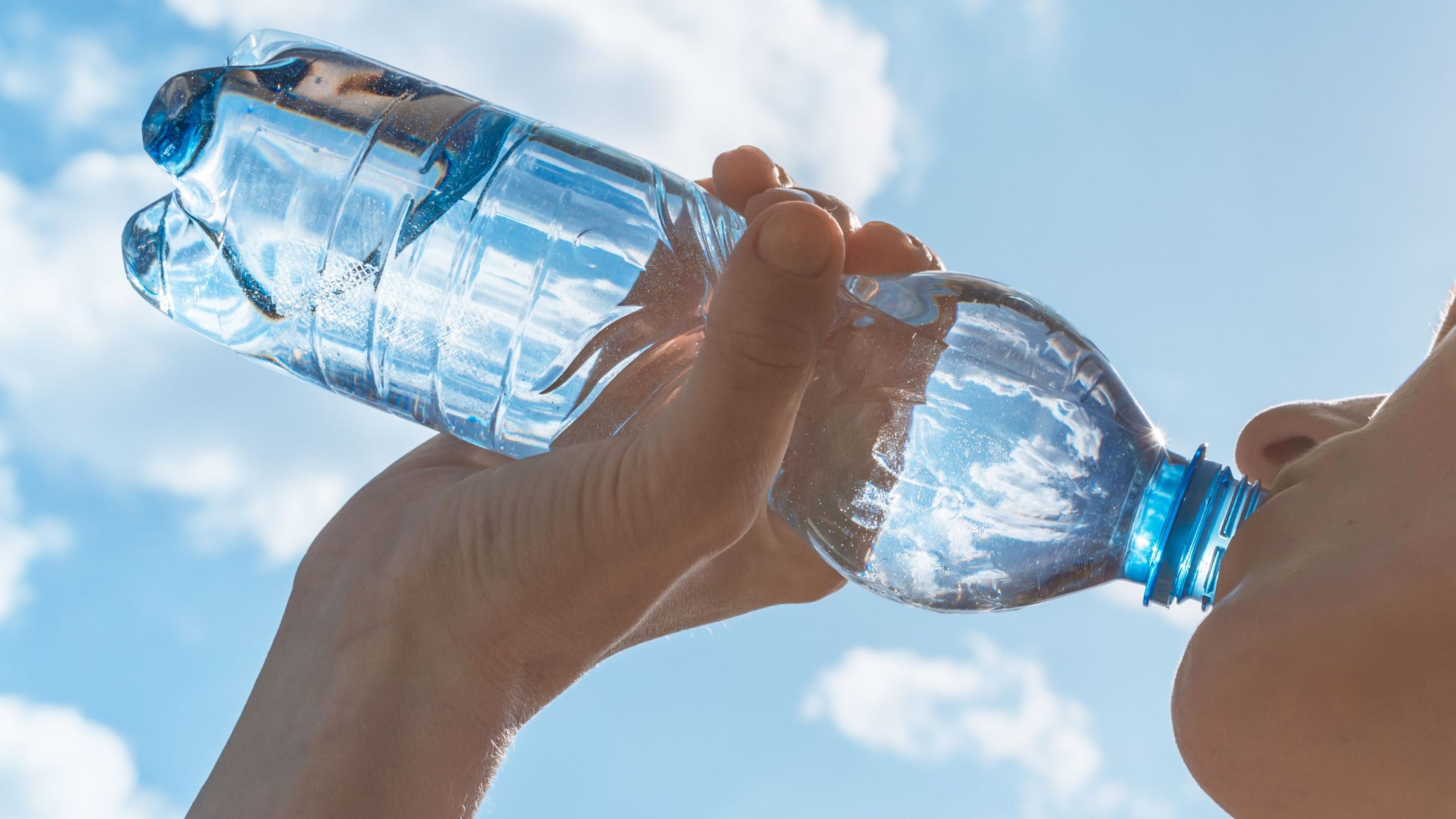 Beber agua de una botella significa ingerir cientos de nano-plásticos dañinos para la salud