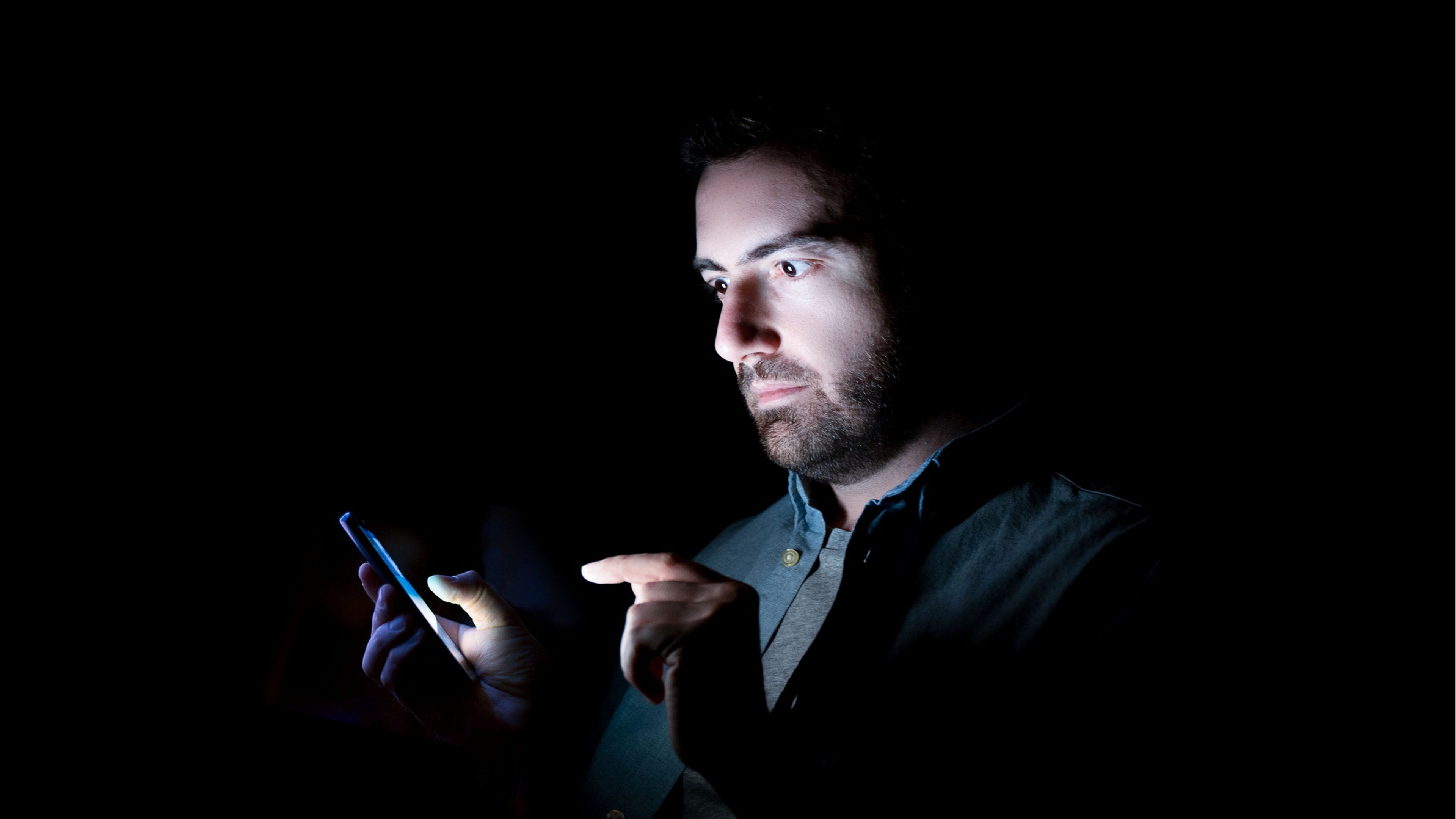 Hackers consiguen espiar usando el sensor de luz del móvil