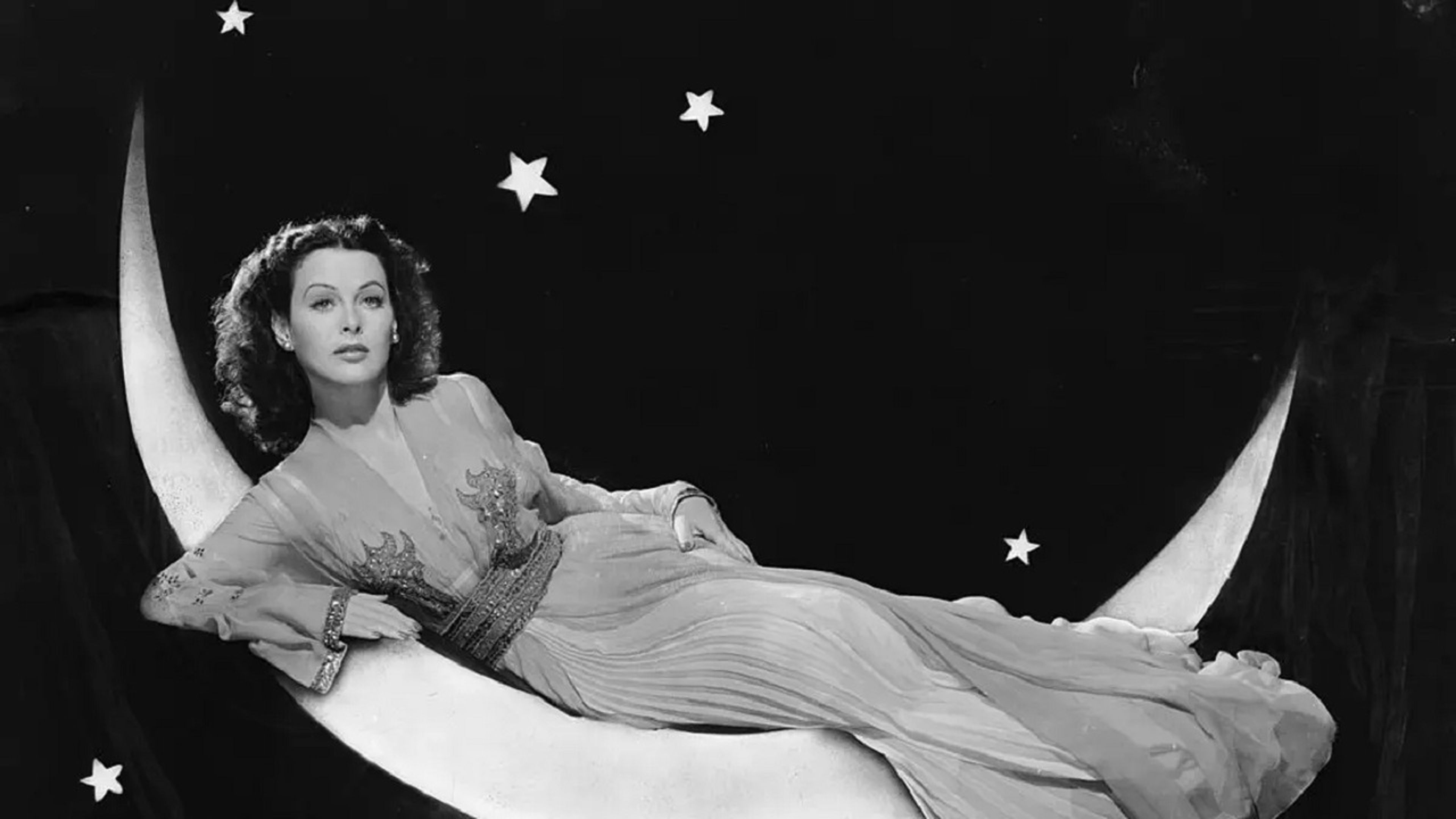 Hedy Lamarr: 5 curiosidades que no conocías sobre la actriz de Hollywood que inventó el Wifi.