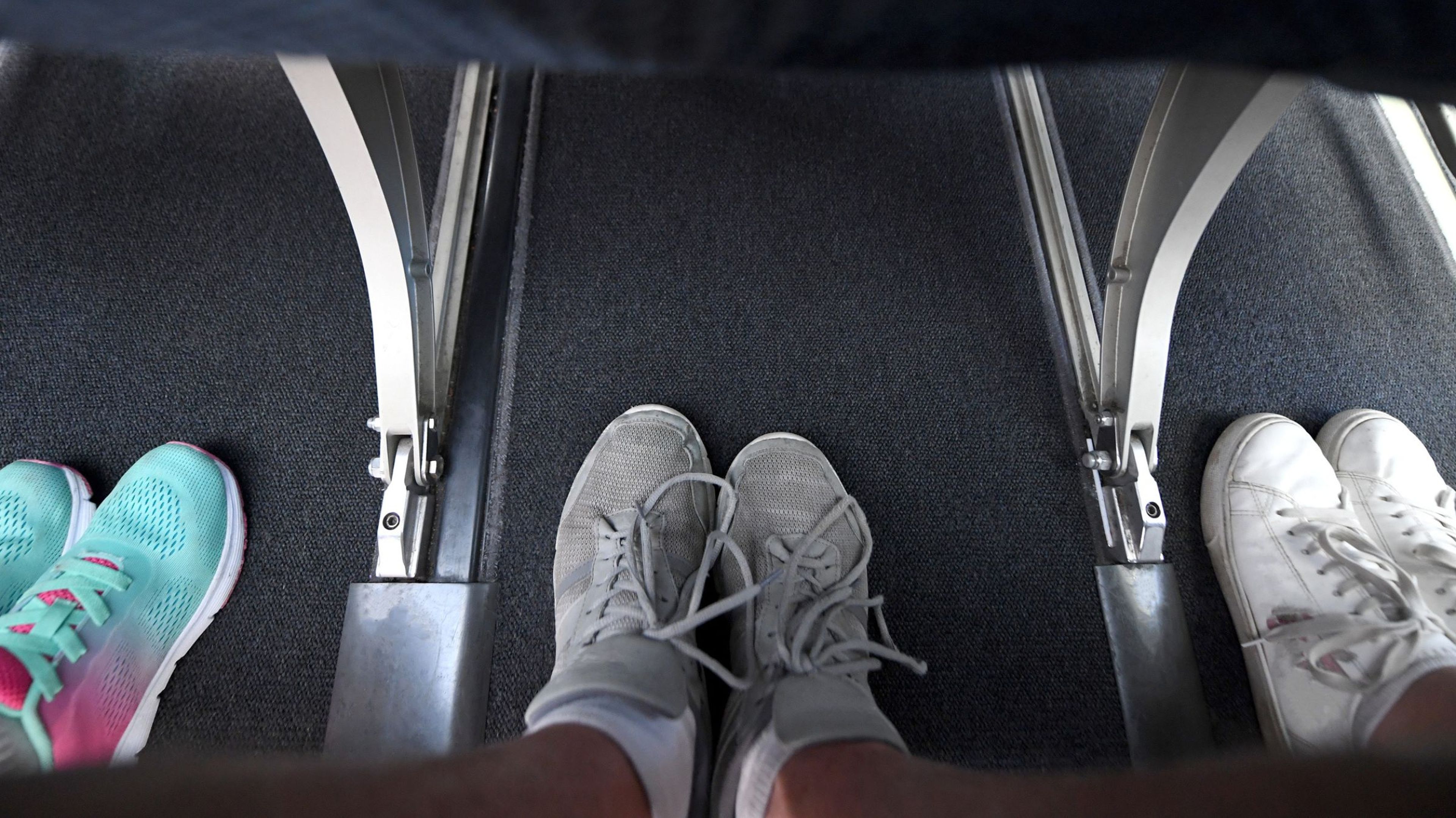 Por qué no deberías quitarte las zapatillas cuando viajas en avión