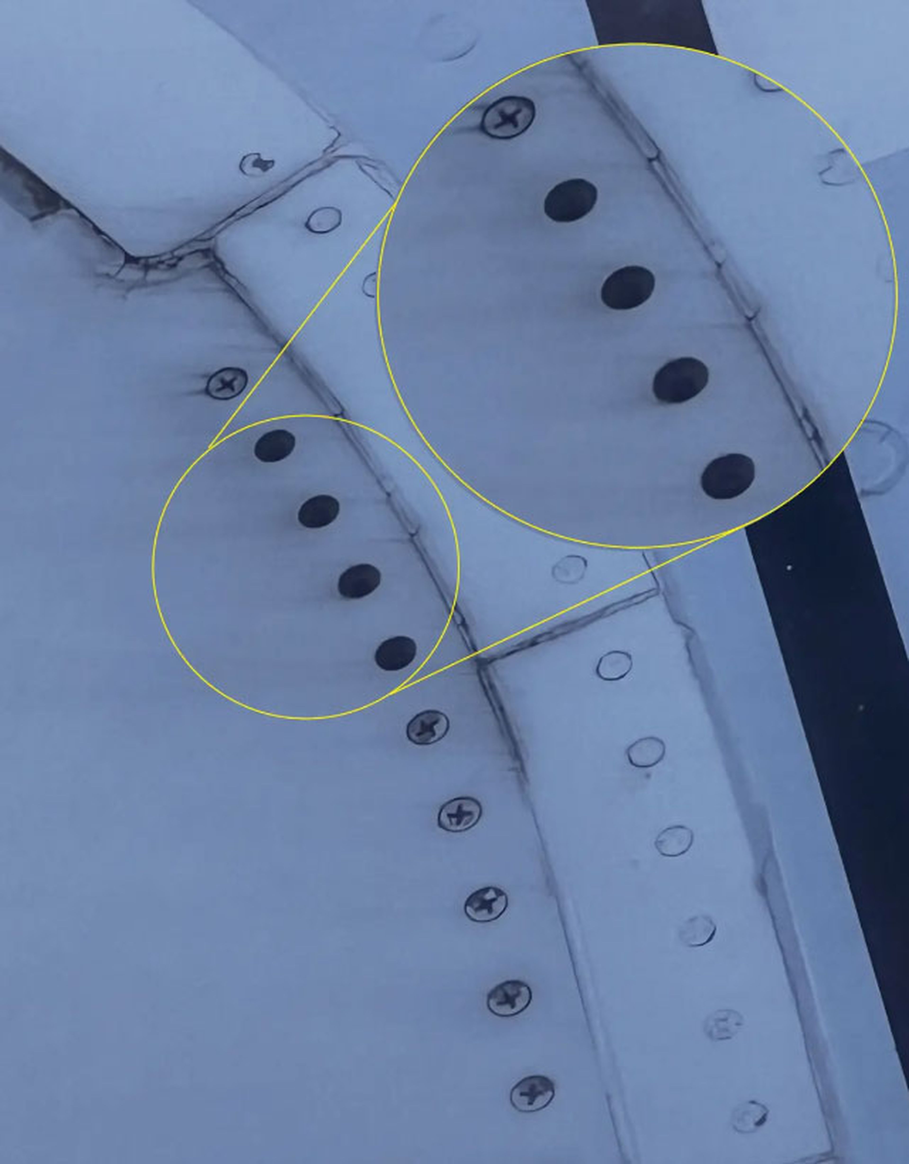Un pasajero evita el despegue de su avión en el último segundo al detectar que faltaban tornillos en un ala