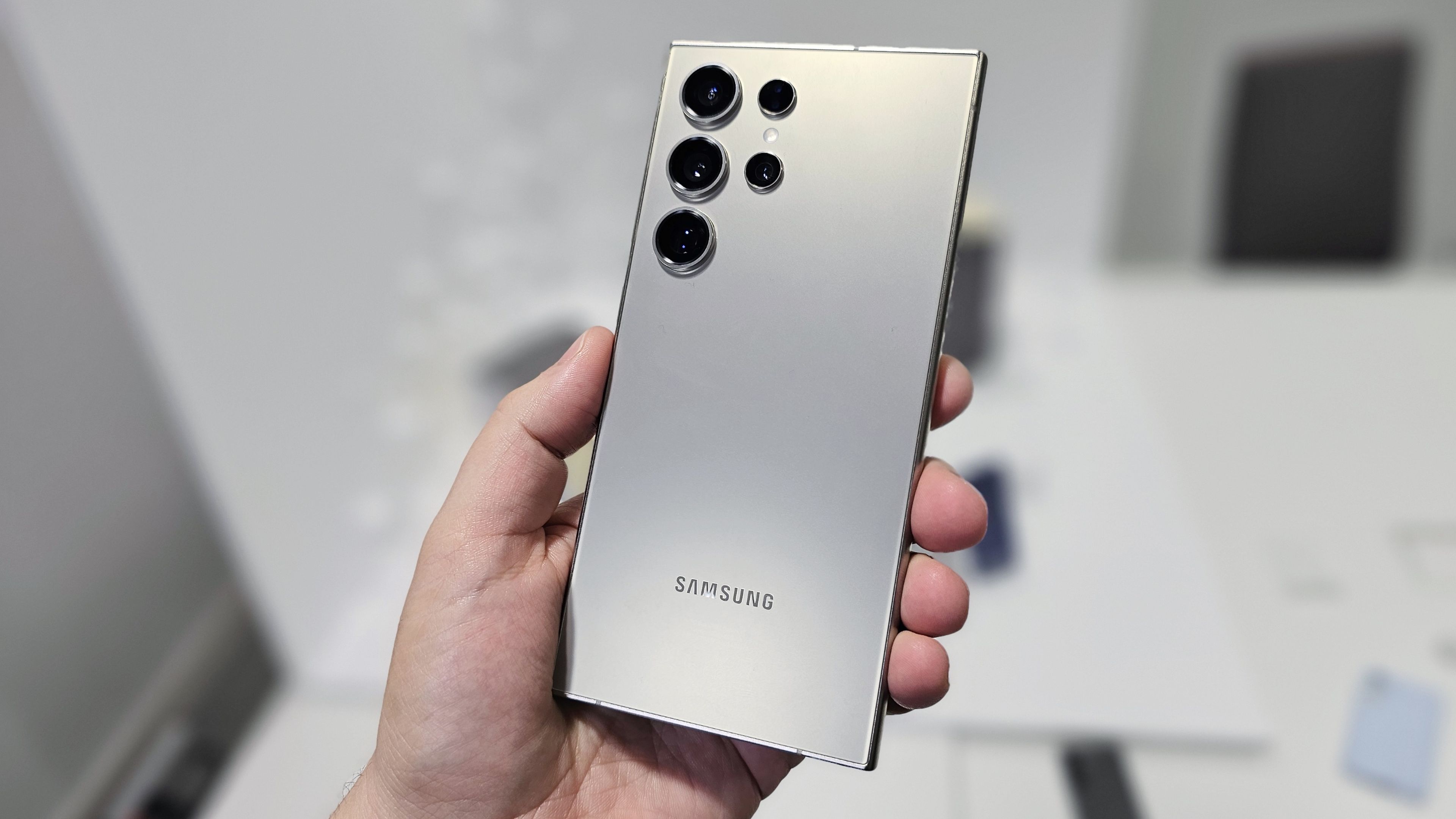 La trasera del Samsung Galaxy S24 Ultra, en color plata, es especialmente bonito.