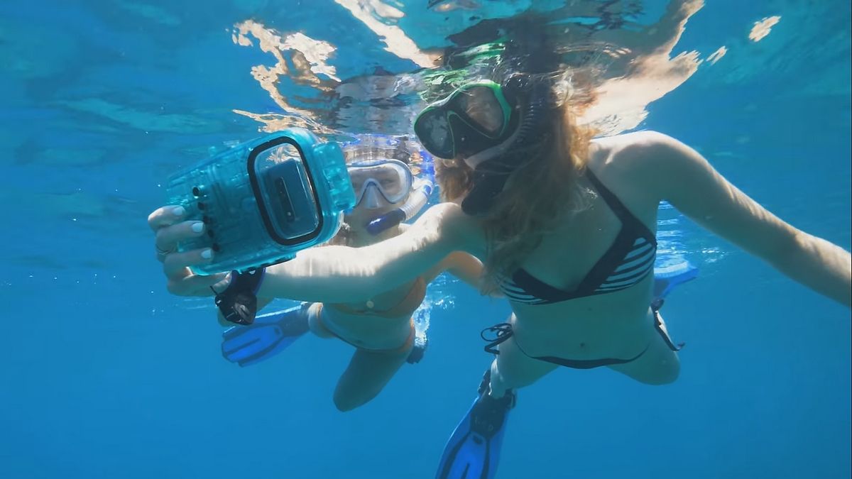 This case turns any mobile phone into an underwater camera GEARRICE