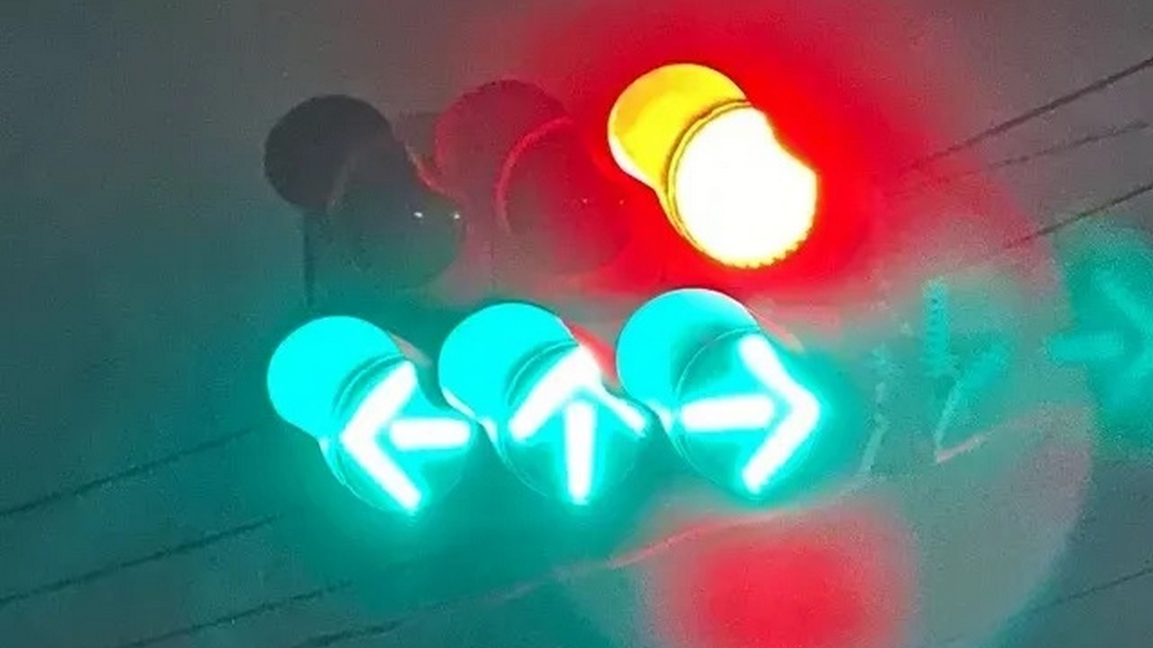 Por qué en algunos países hay semáforos que se ponen en rojo y verde al mismo tiempo, ¿qué significa?