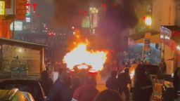 Destruyen y queman un coche autónomo de Google en plena calle, entre aplausos de la multitud (vídeo)