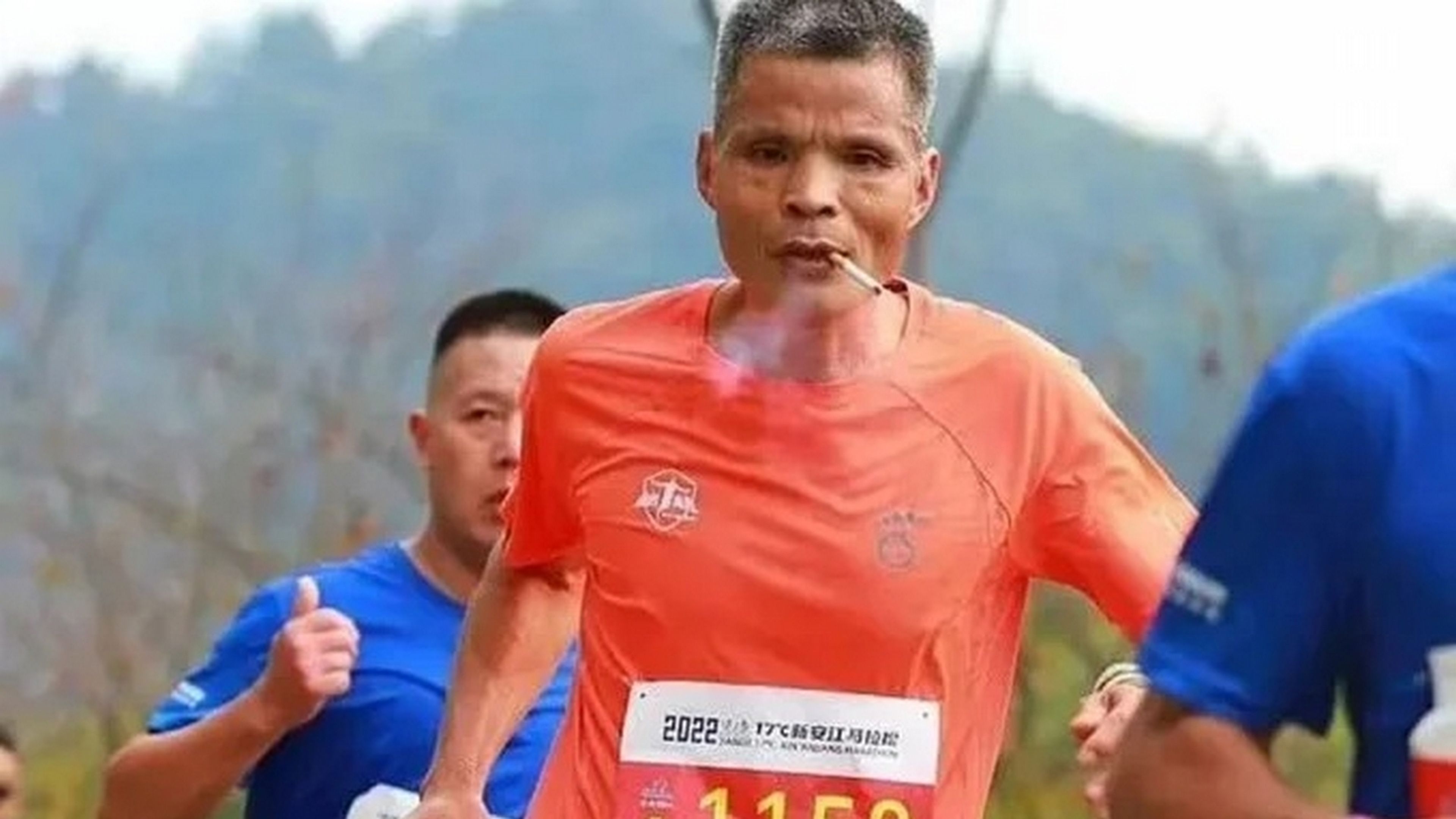 Expulsan a un corredor de una maratón por correr 40 kilómetros fumando cigarrillos
