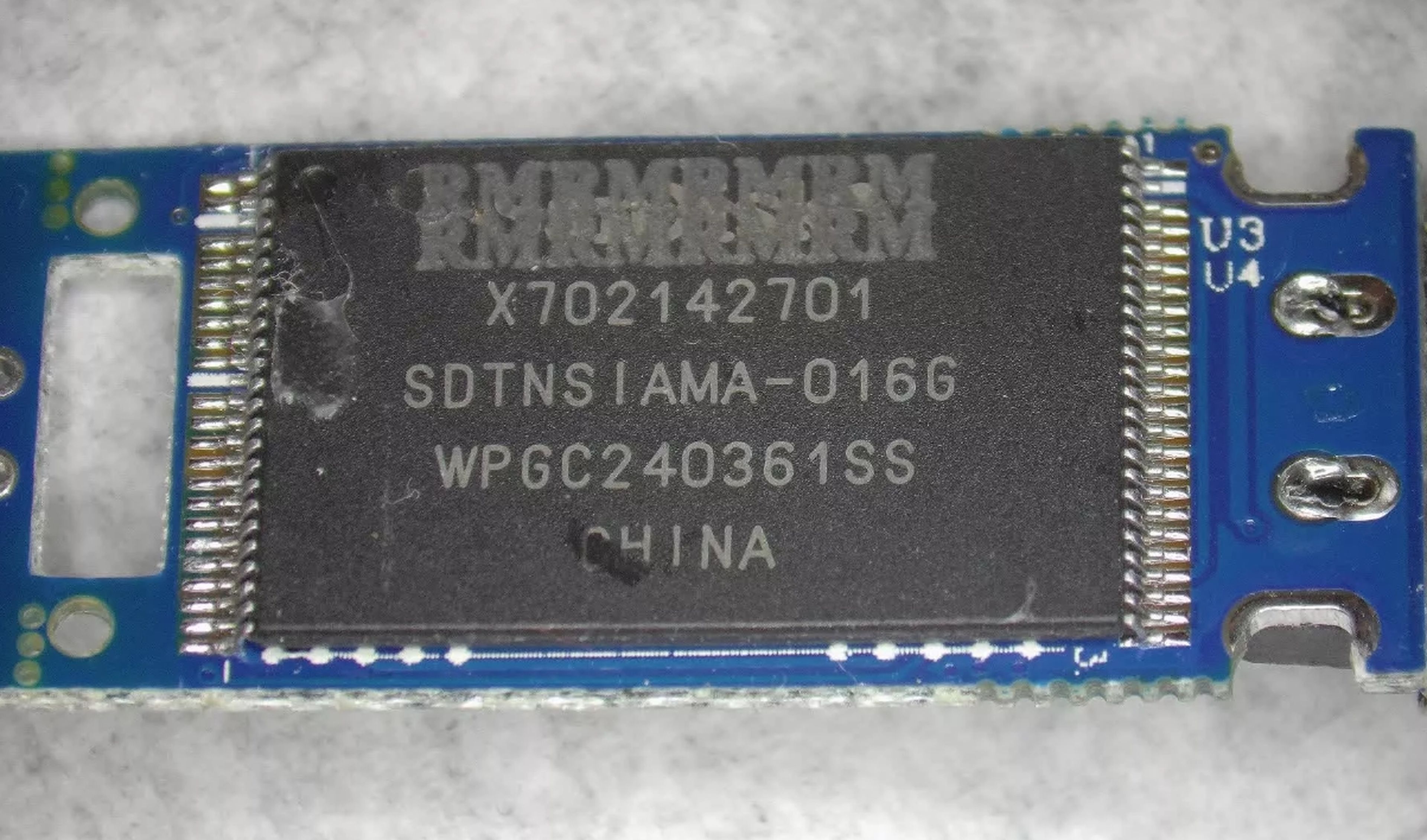 El nombre del fabricante de este chip NAND está oculto. Fuente: CBL.