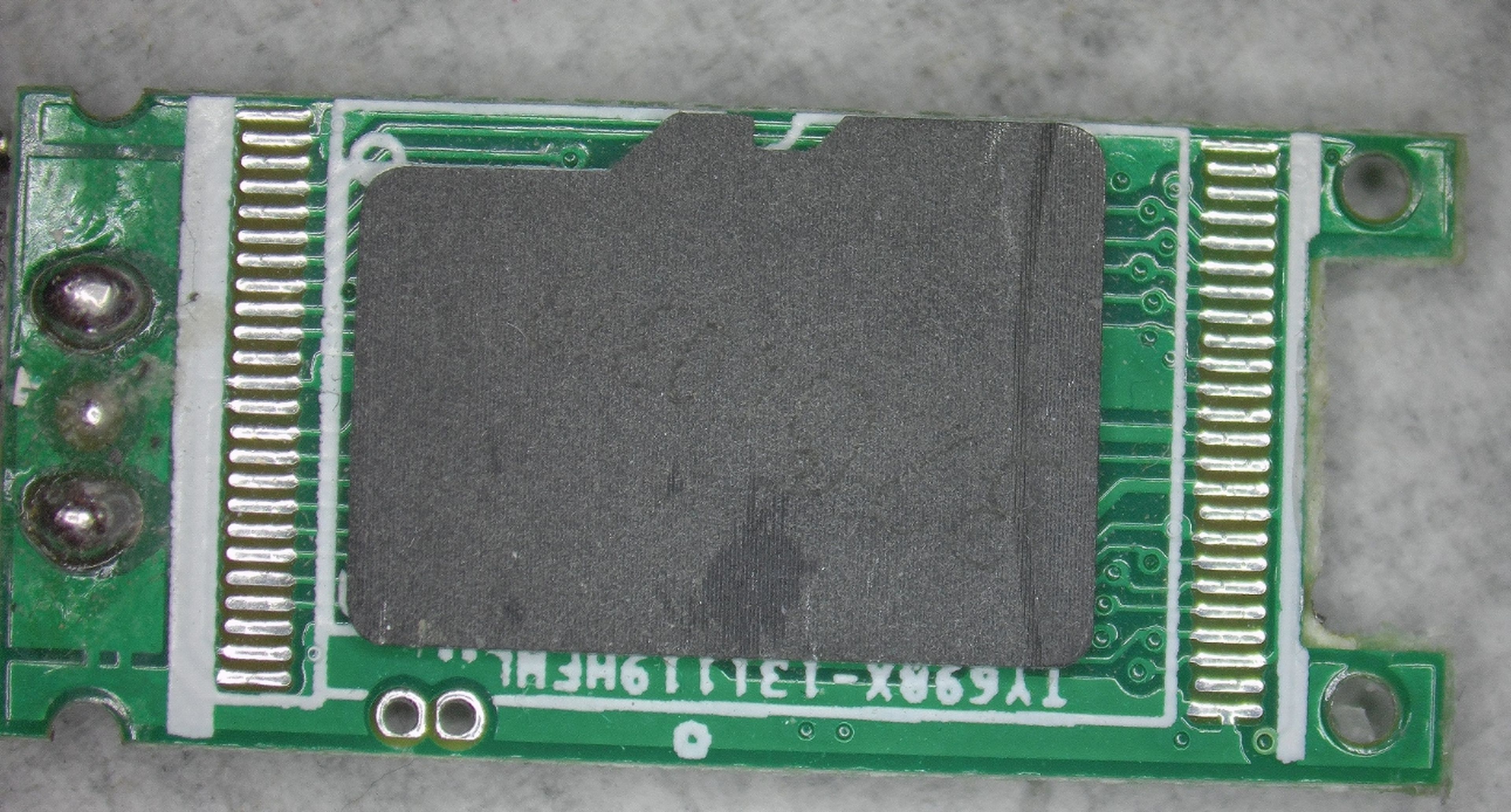 Esta unidad flash USB utiliza una tarjeta microSD de origen desconocido como chip NAND.  Fuente: CBL.