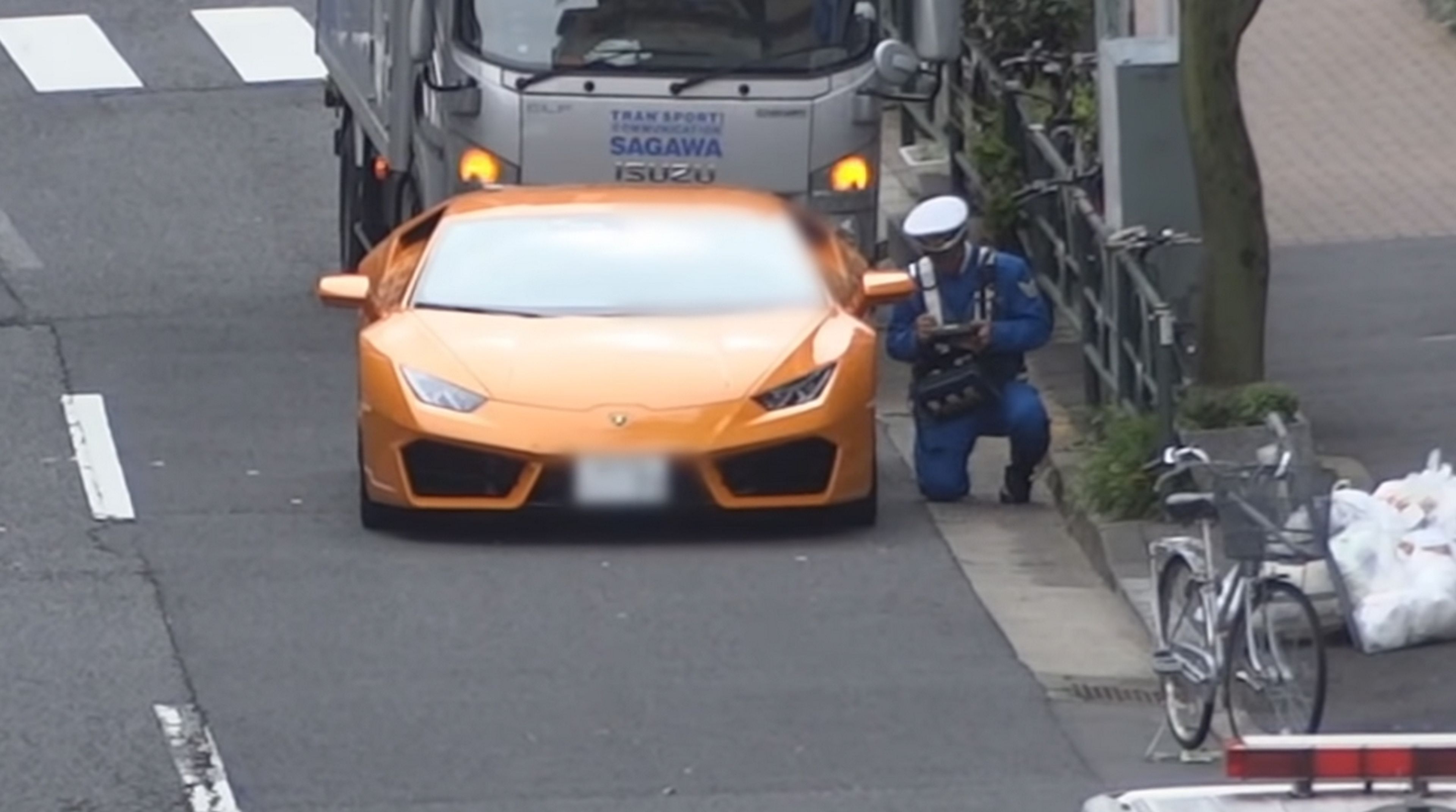 Policía en bicicleta atrapa a Lamborghini Huracán