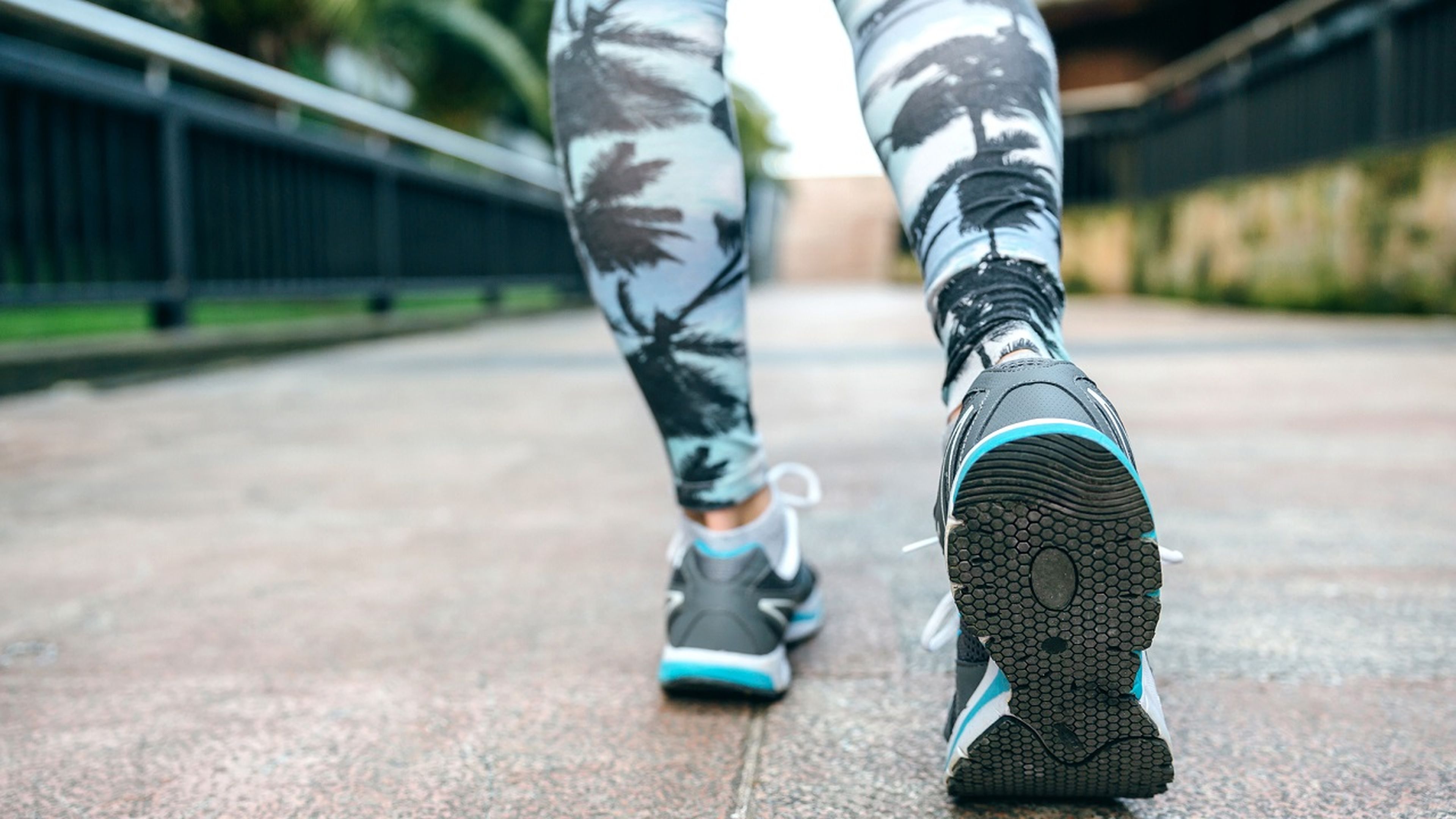 Retro-walking, o los beneficios que caminar hacia atrás puede tener para tu salud