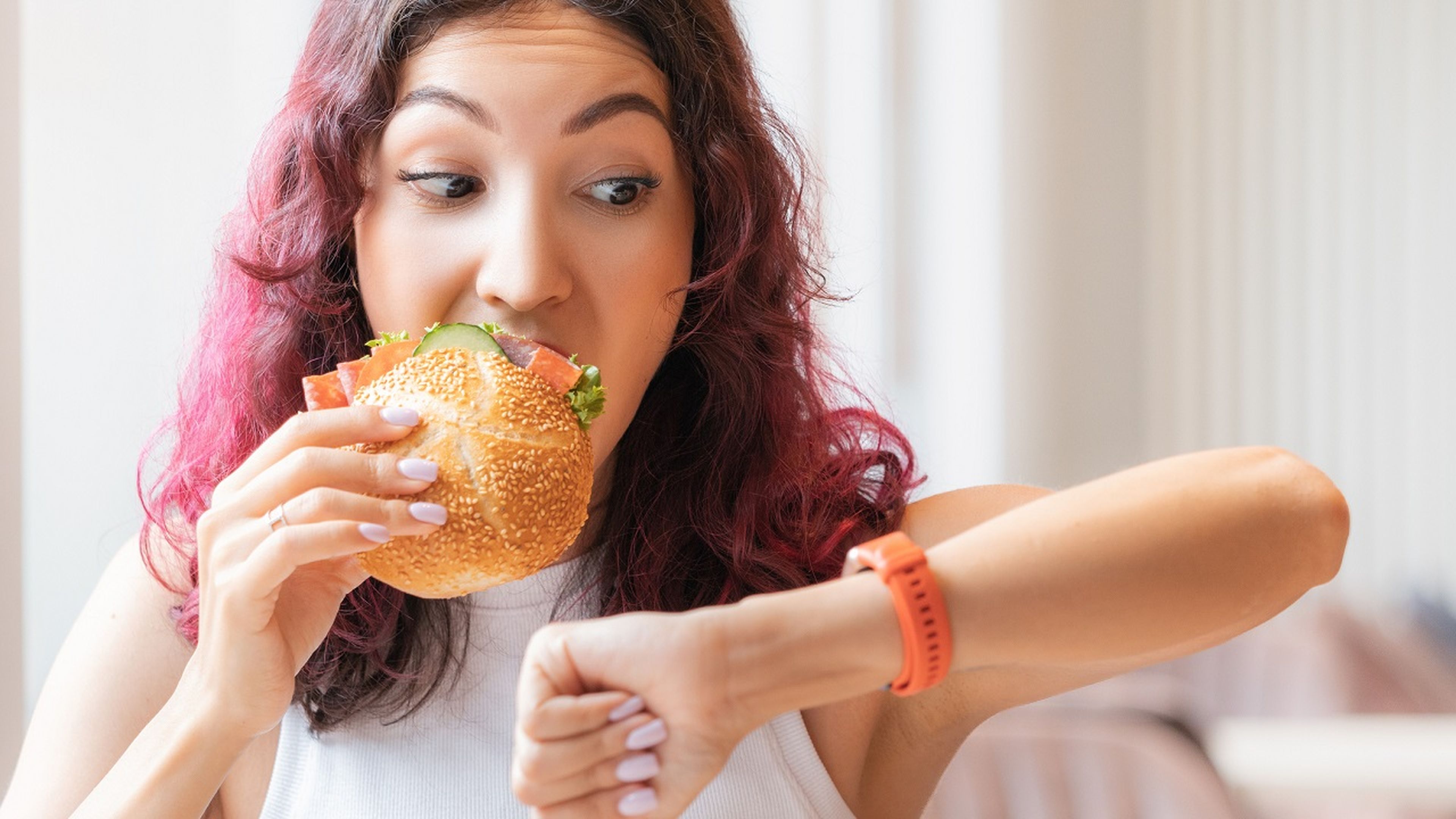 ¿Comes demasiado rápido? Así podría reaccionar tu cuerpo, según los expertos