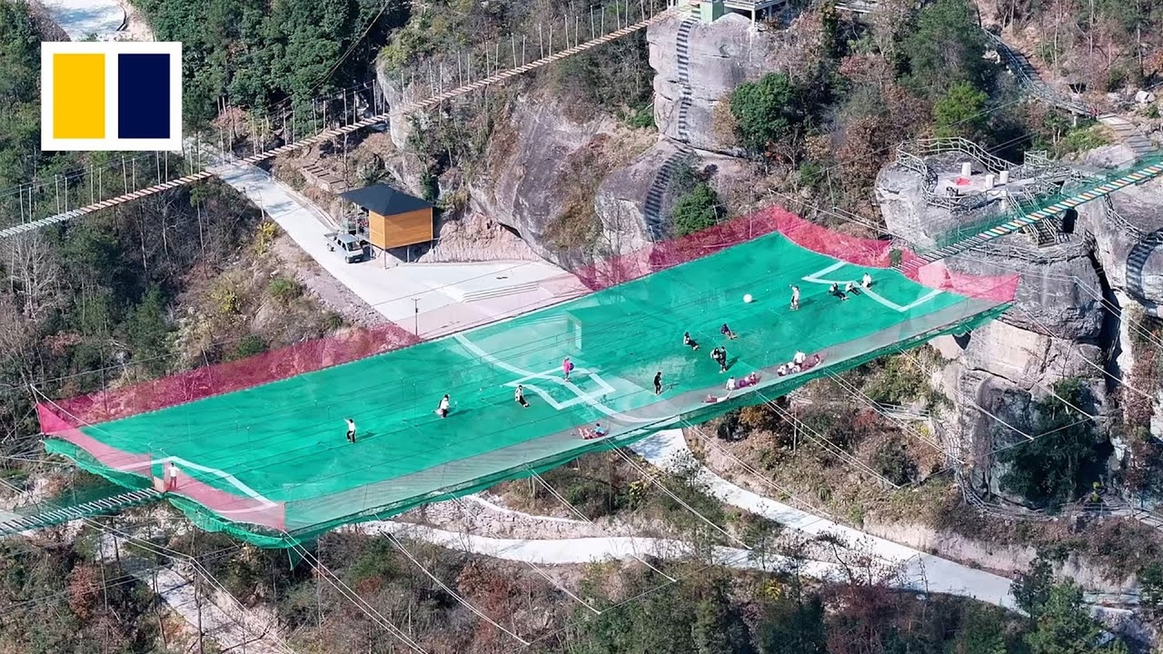 Una red en forma de campo de fútbol para niños colgando a 200 metros de altura, desata la polémica en China