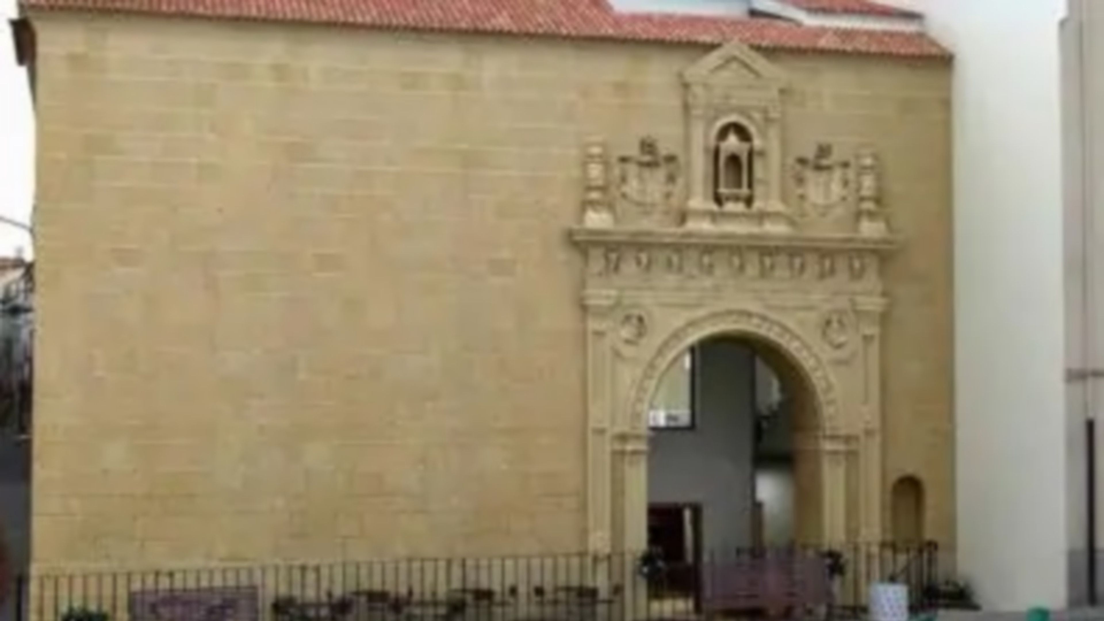 Tira una pared de casa para hacer reformas, y encuentra una iglesia de hace 700 años