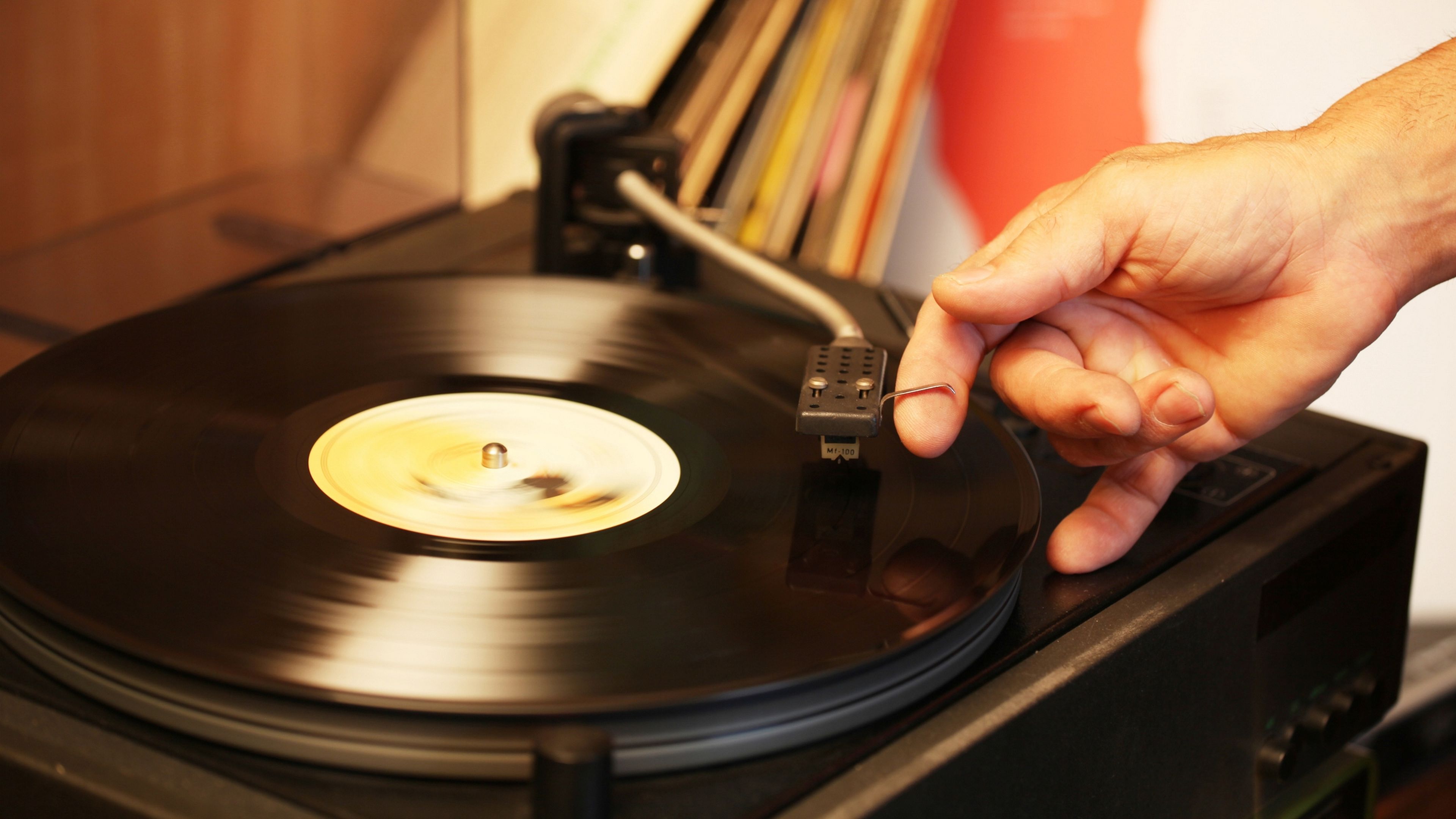 La venta de vinilos vuelve a batir récords en 2023, y ya dobla en ganancias a los CDs musicales