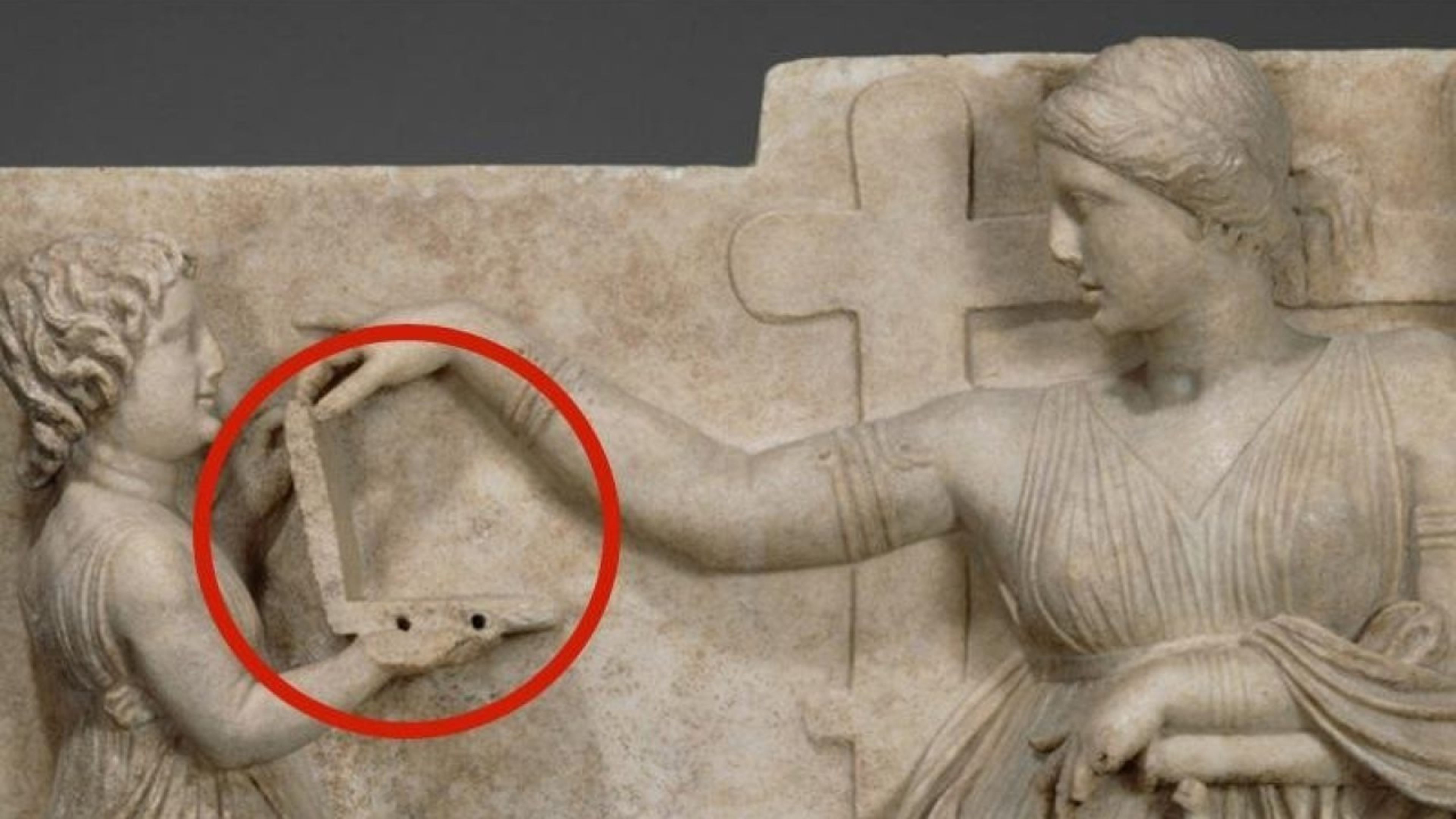 ¿Viajes en el tiempo? Un portátil con puertos USB en una escultura griega de hace 2.000 años