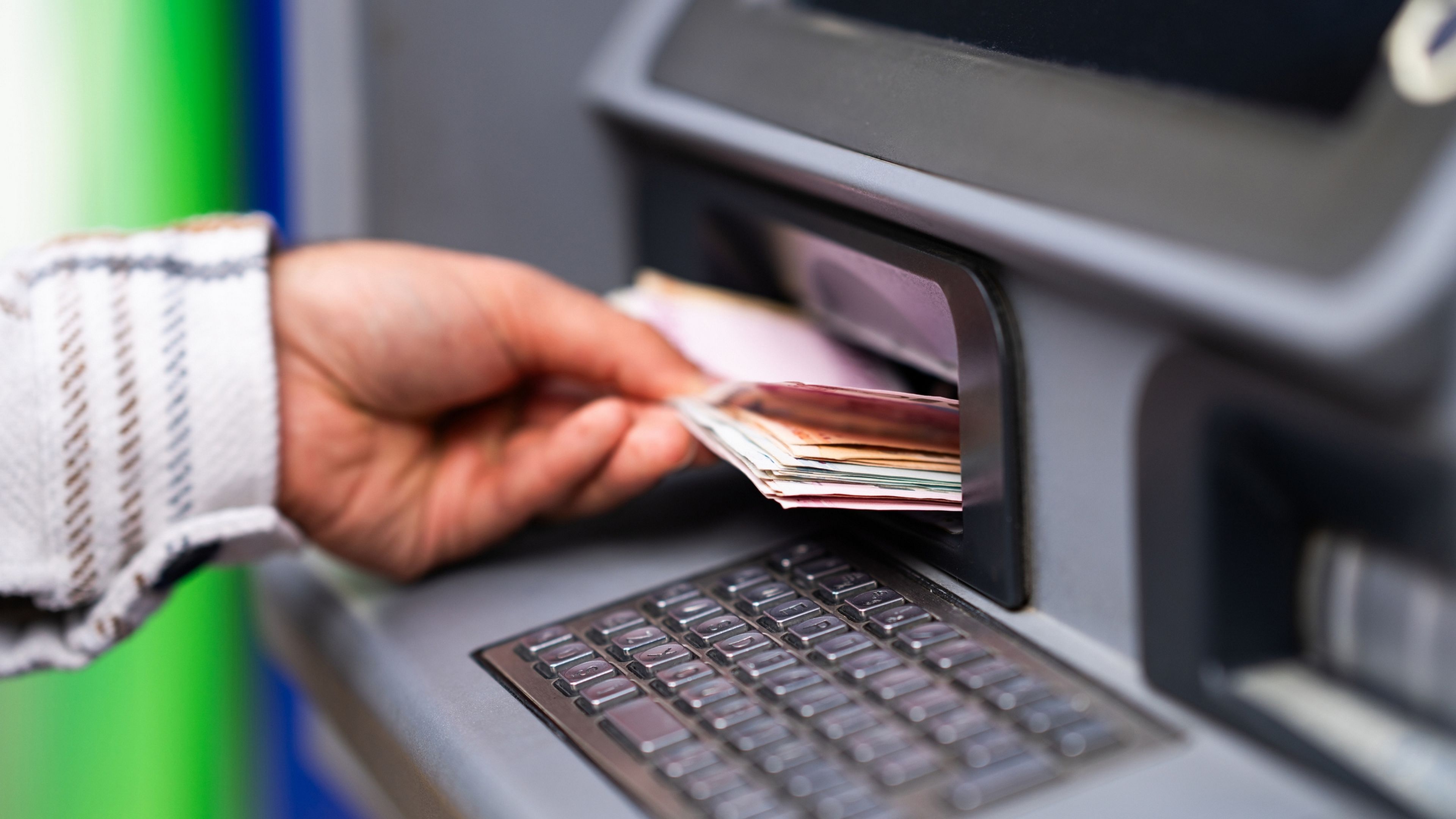 Los bancos cambian la cantidad máxima de dinero que puedes sacar del cajero automático: estos son los nuevos límites