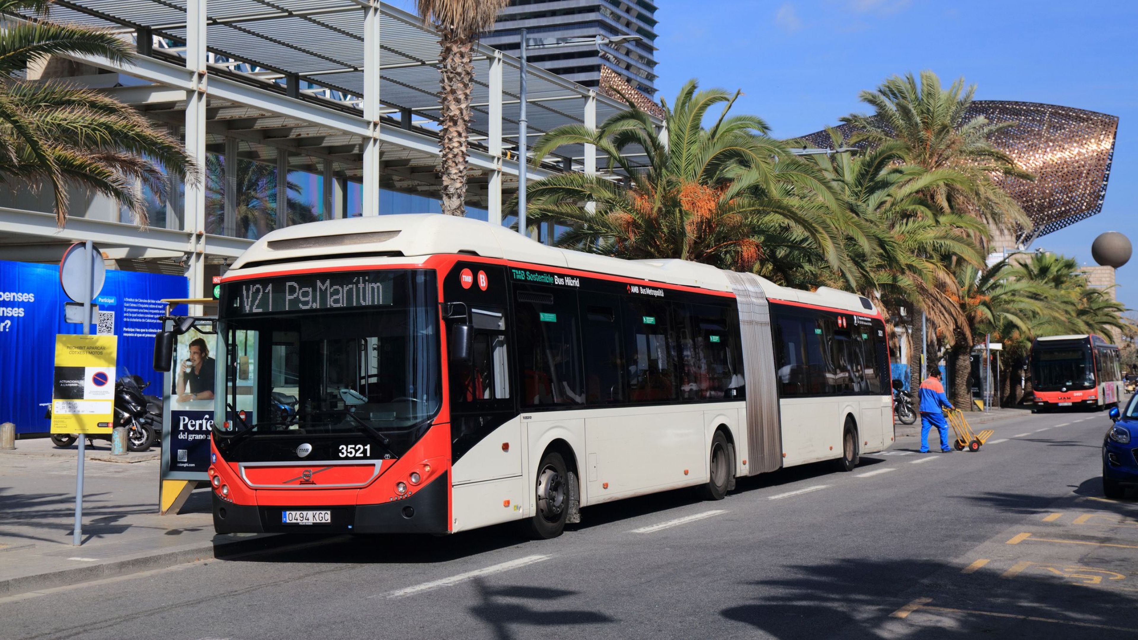 Barcelona declara la guerra al turismo: el Ayuntamiento elimina de Google Maps una línea de bus que lleva al Park Güell