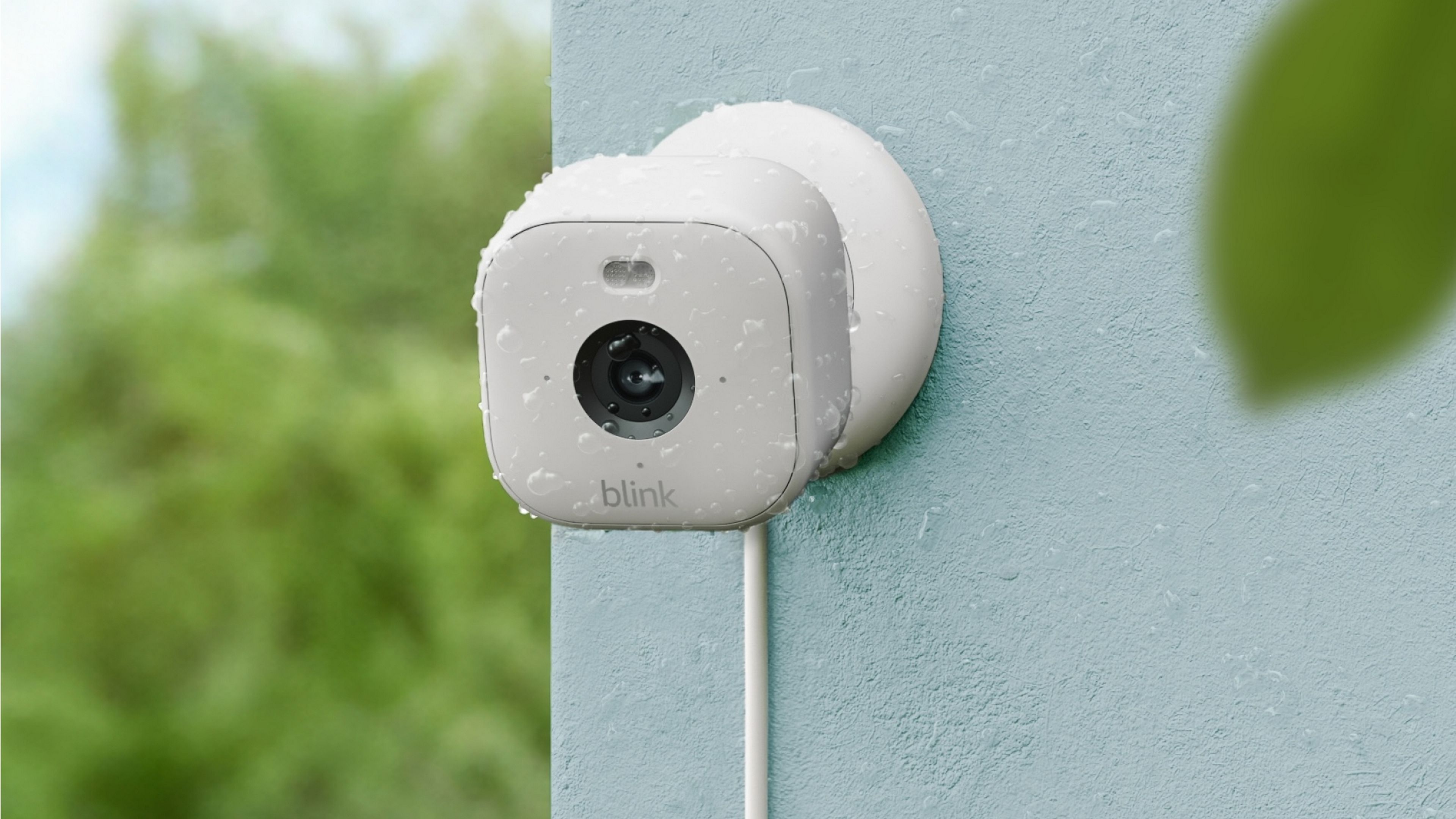 Blink Mini 2, la nueva webcam compacta de Amazon sin batería, para interiores y exterio