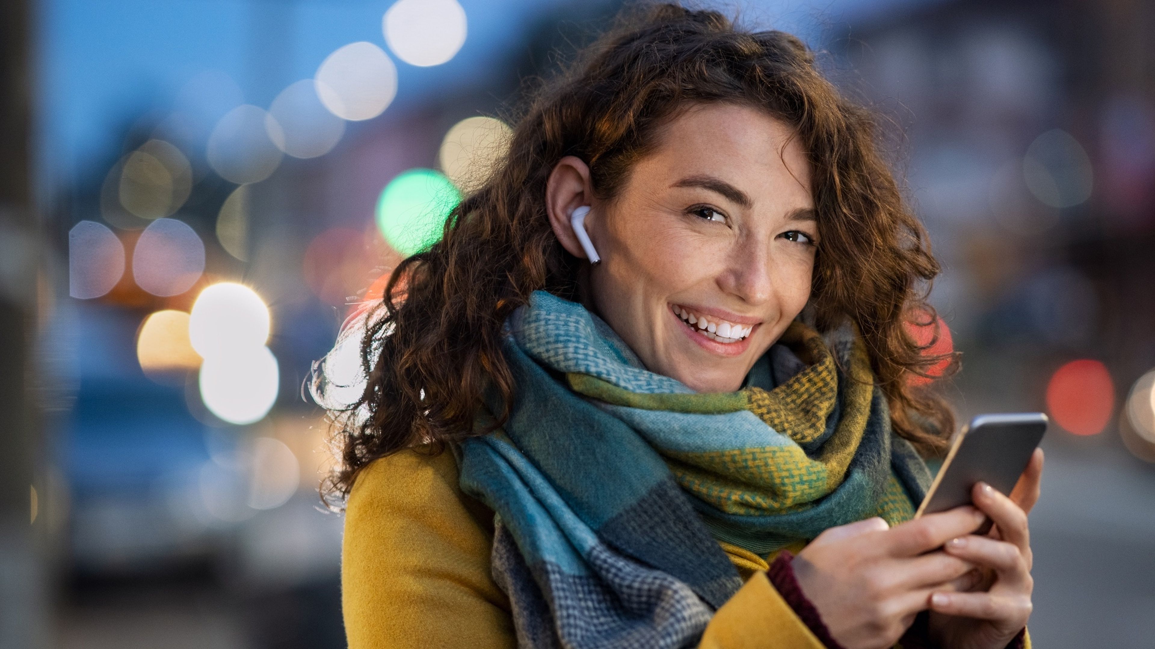 Cómo conectar tus auriculares a tu móvil y portátil al mismo tiempo