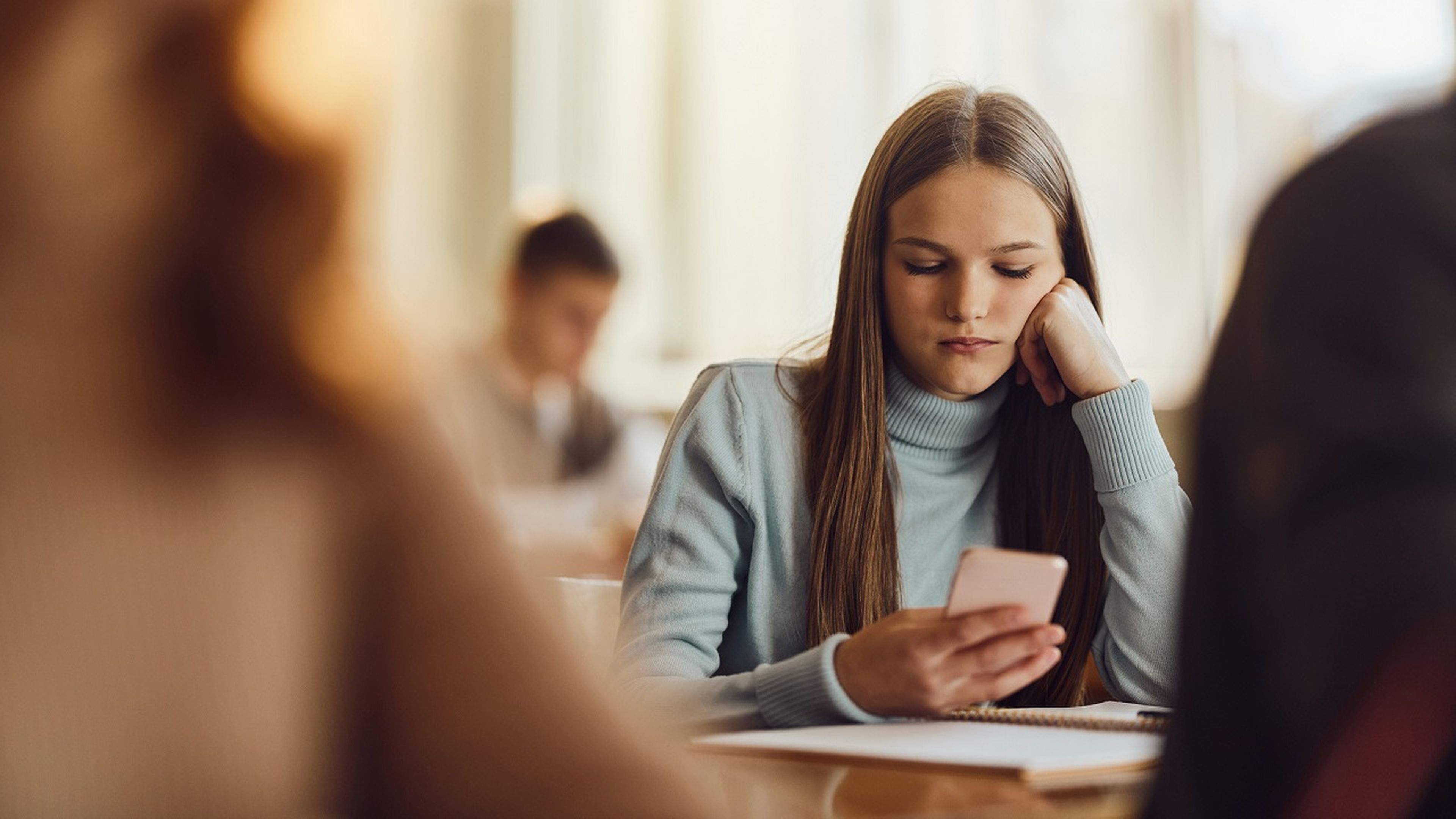 Los jóvenes que crecen con un smartphone son más propensos a la ansiedad y la depresión, pero puede evitarse