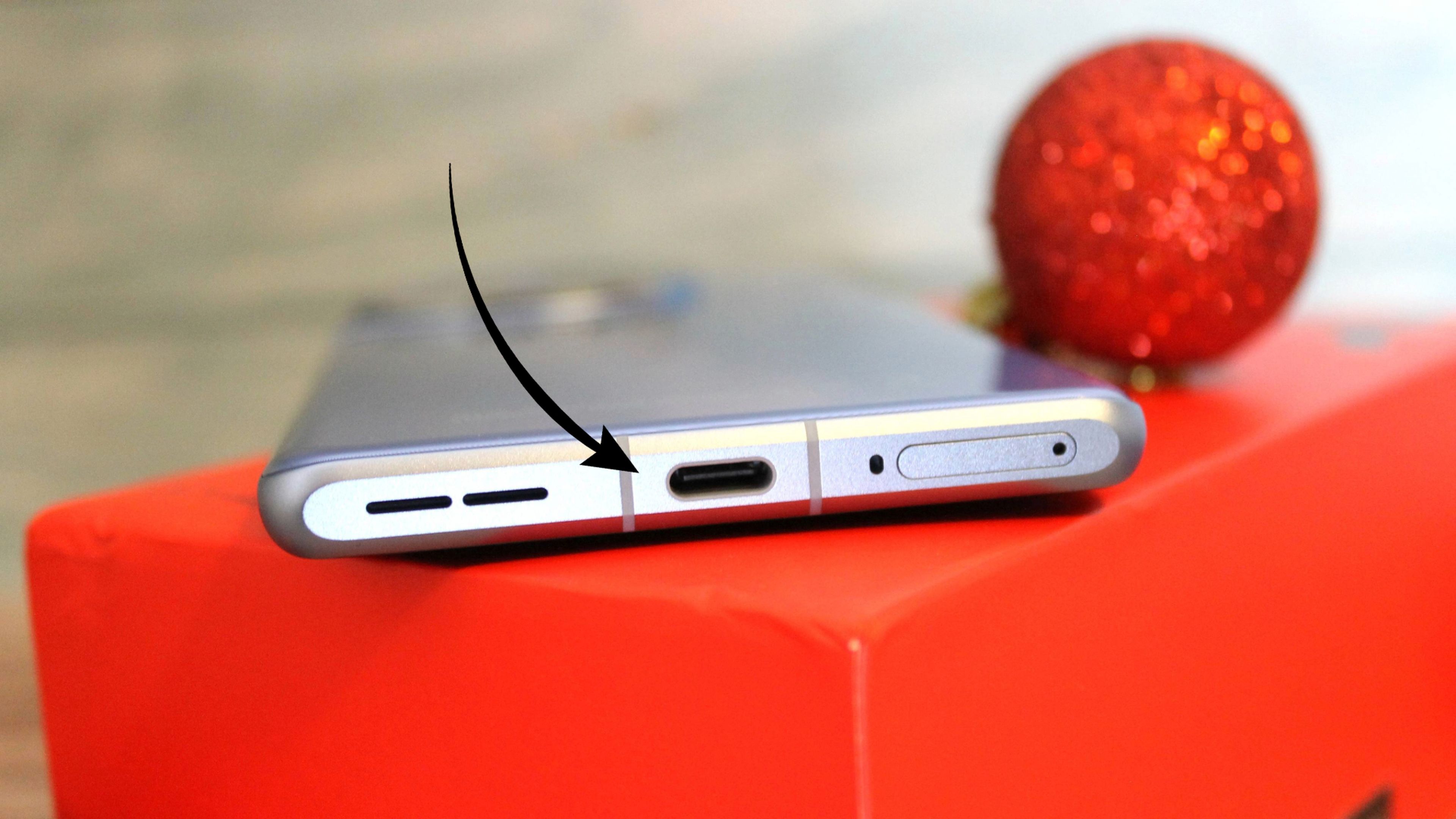 Limpieza puertos móvil OnePlus 12R