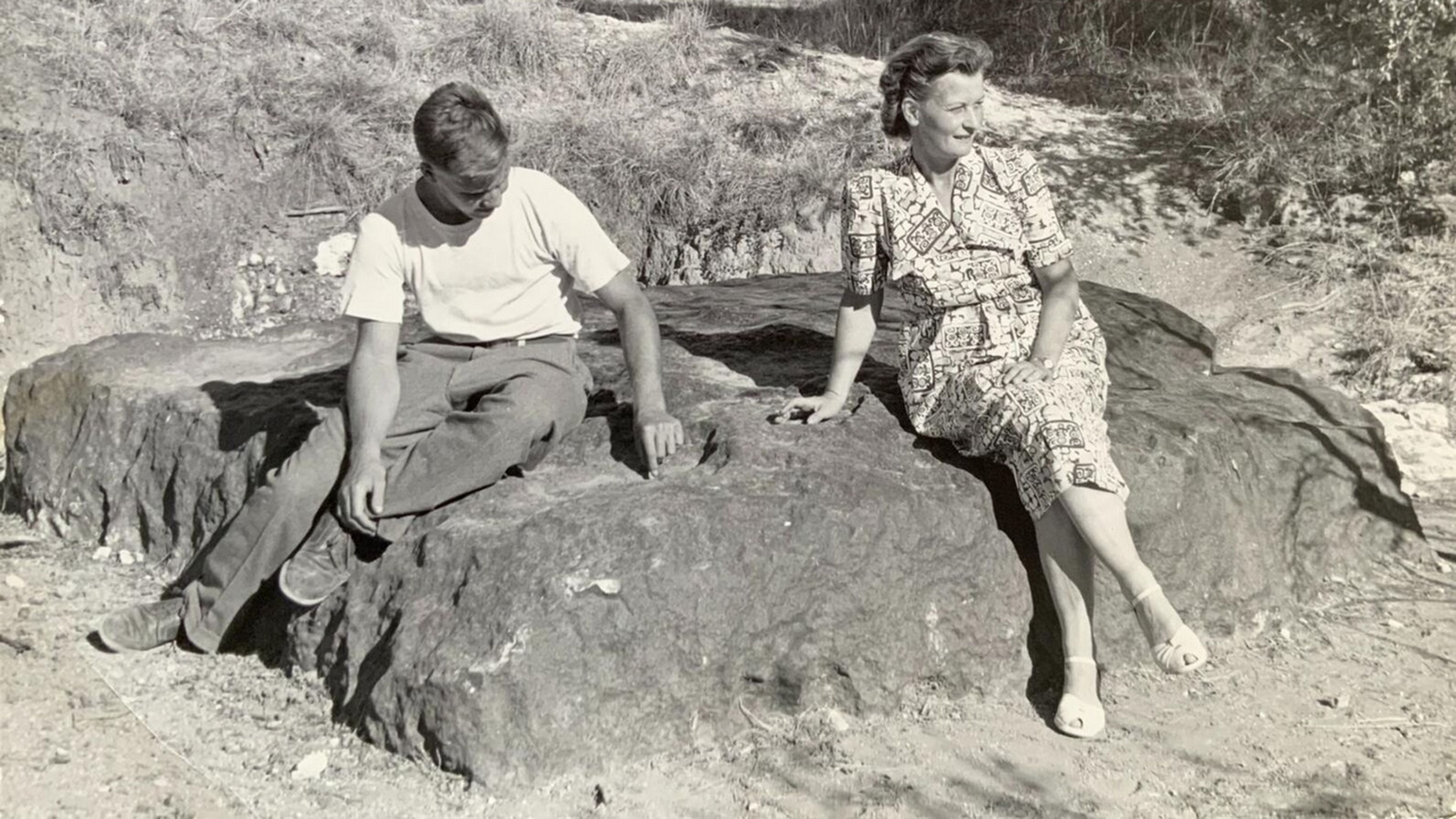 Ora Scheel, dueña de la granja Hoba, sobre el meteorito parcialmente desenterrado, en 1952.