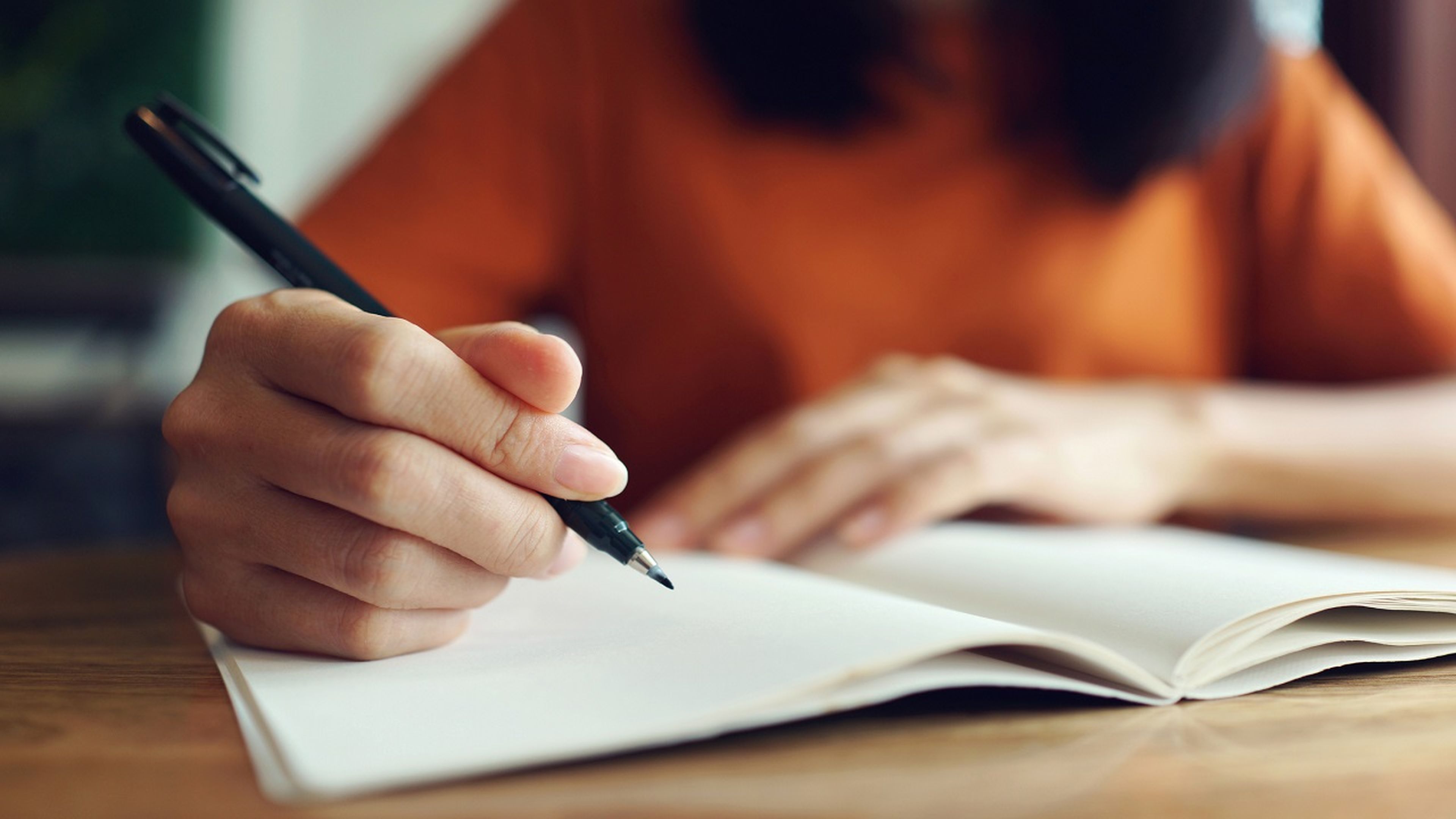 Así podría afectar a tu cerebro si se te olvida escribir a mano, según la ciencia