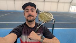 Yo, haciendo deporte (tenis) con un reloj Google Pixel Watch 2.
