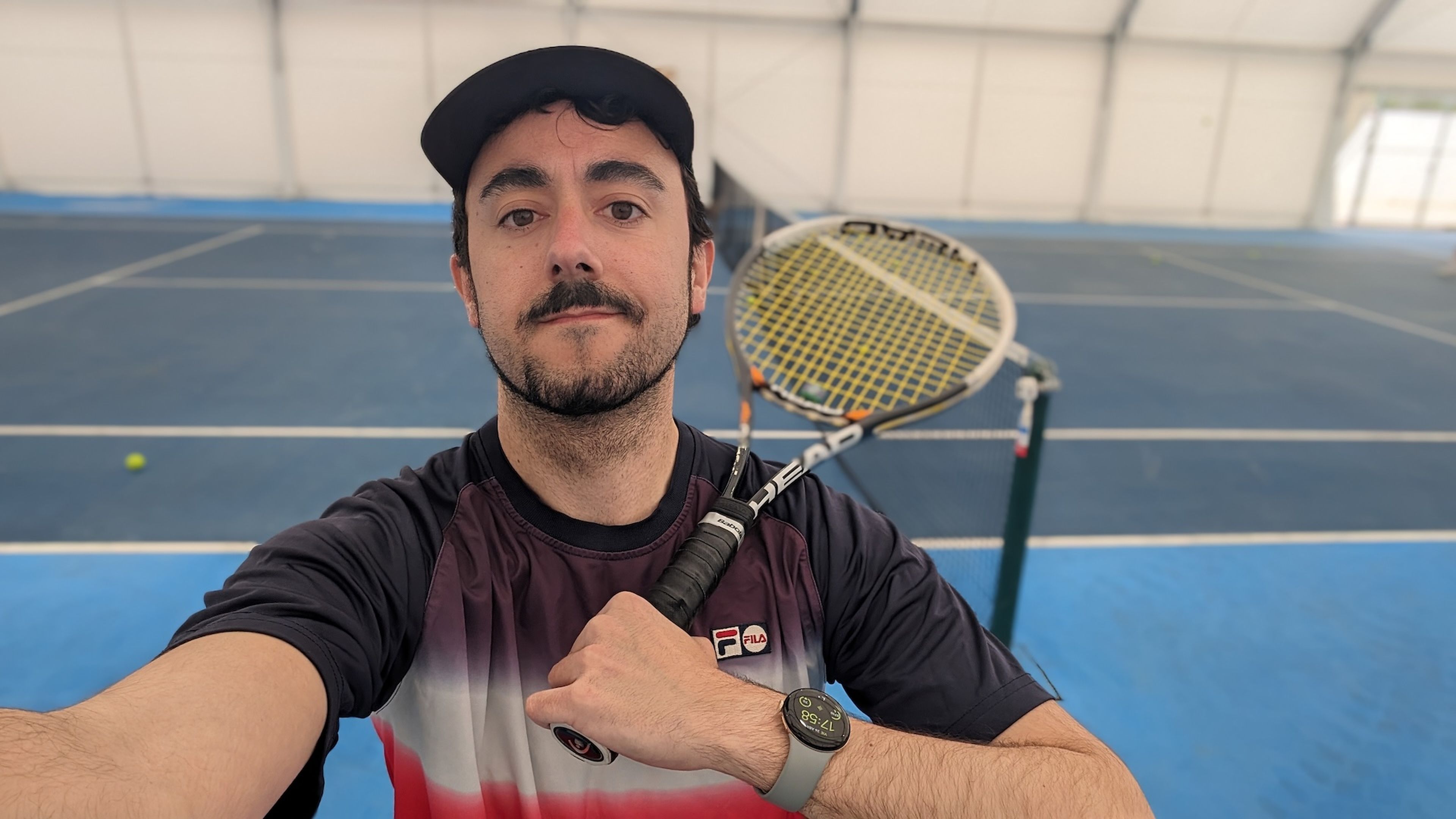 Yo, haciendo deporte (tenis) con un reloj Google Pixel Watch 2.