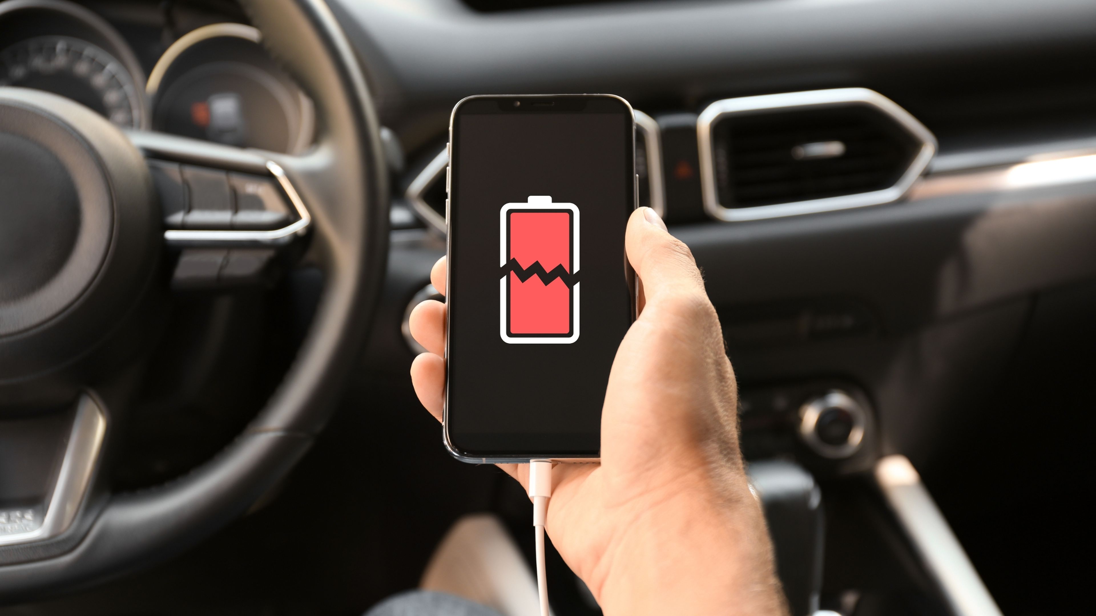 Cargar el móvil en el coche destruye la batería: ¿realidad o leyenda urbana?