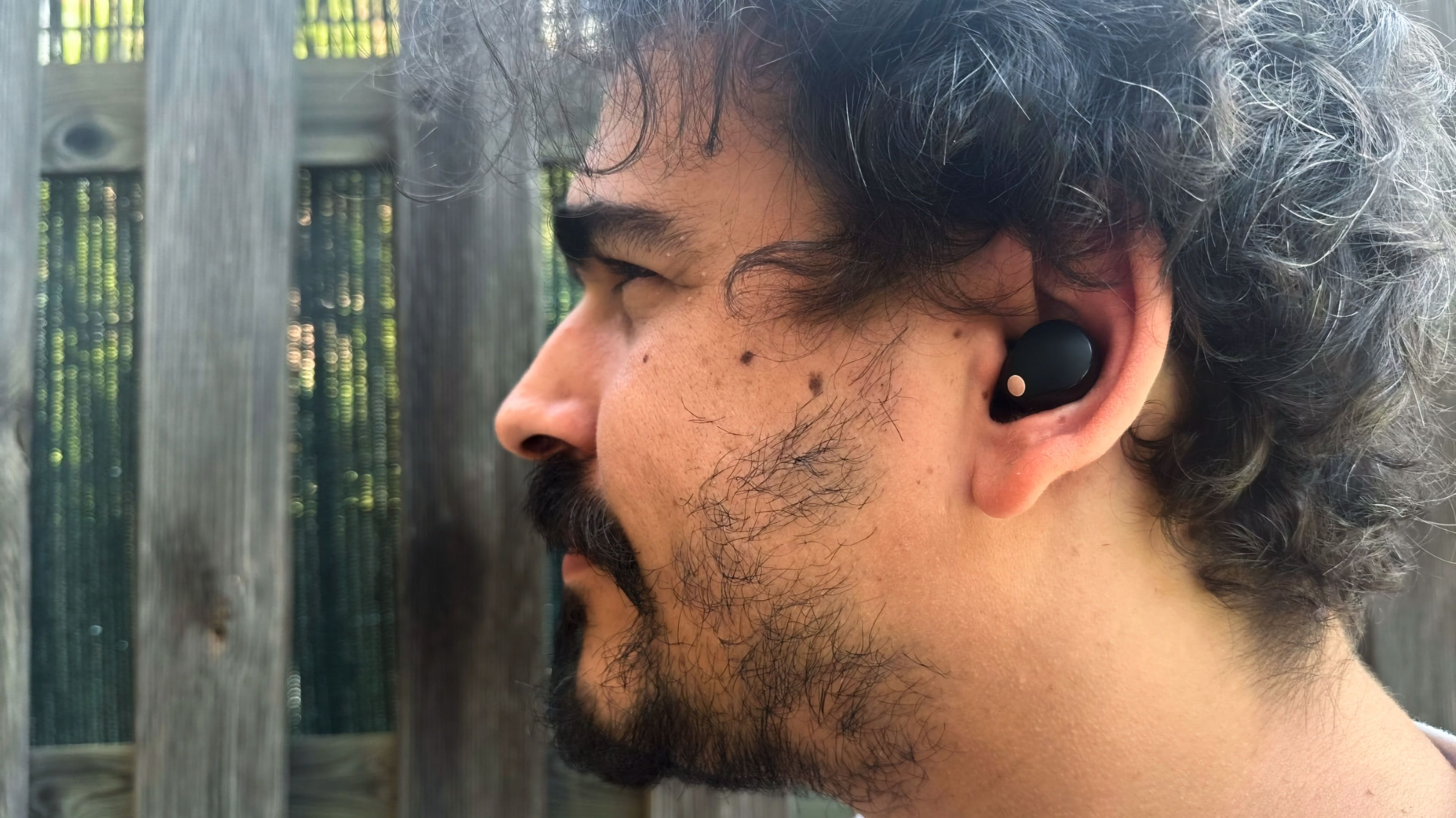 Carlos con auriculares