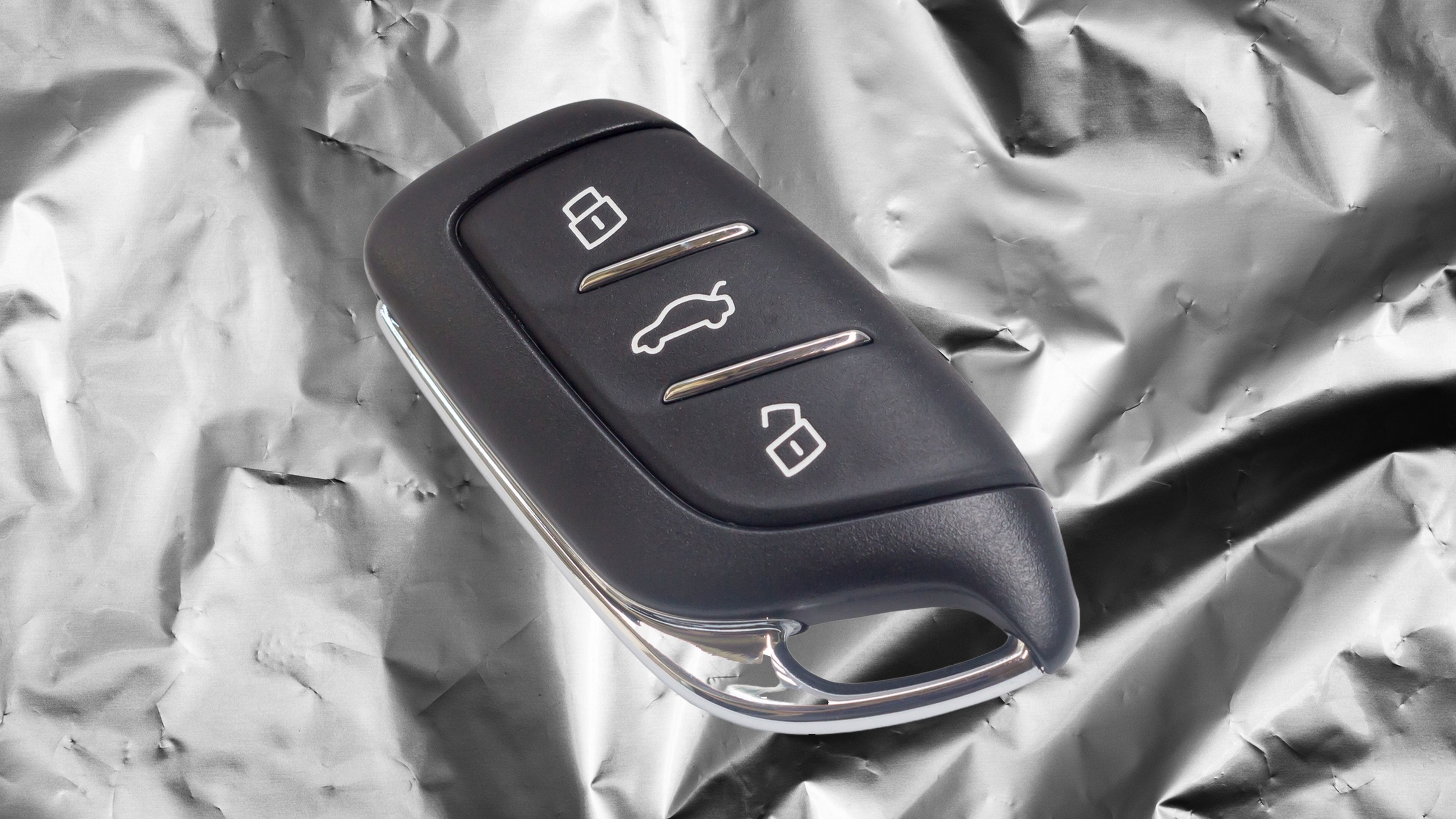 Si envuelves las llaves del coche en papel de aluminio, hay un método mejor