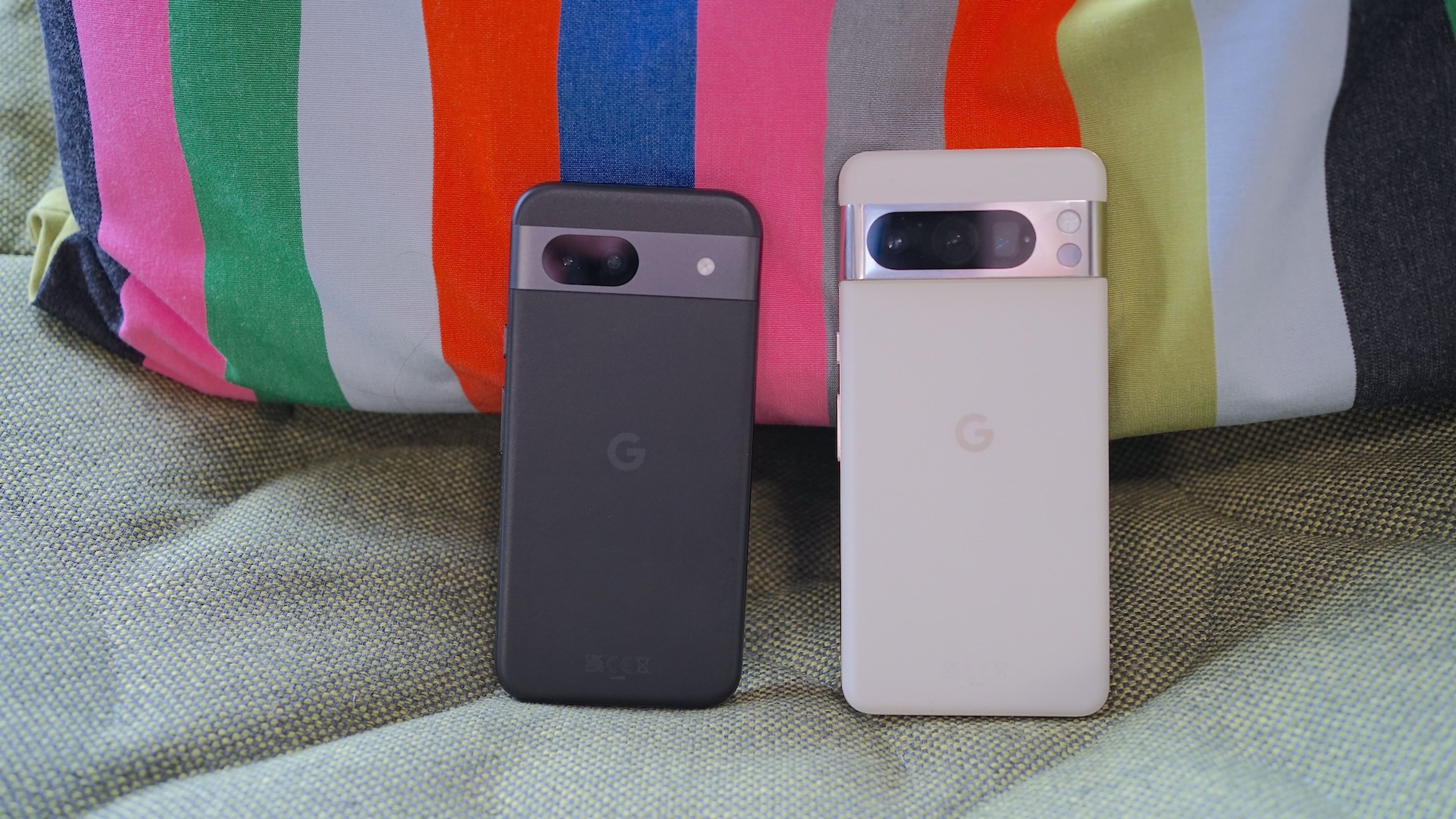 Google Pixel 8a (izquierda) junto al Pixel 8 Pro (derecha).